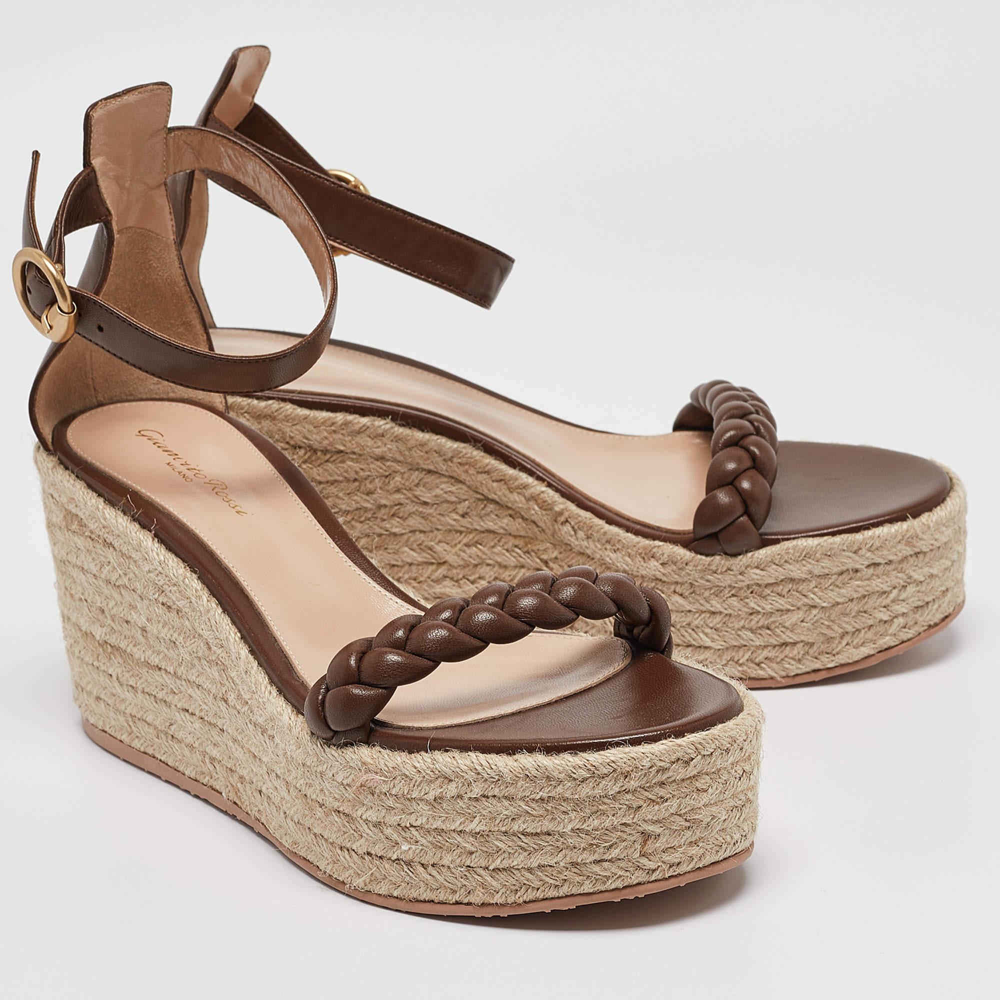 Gianvito Rossi Sandali con zeppa Merida in pelle intrecciata marrone misura 40.5 In condizioni Nuovo in vendita a Dubai, Al Qouz 2