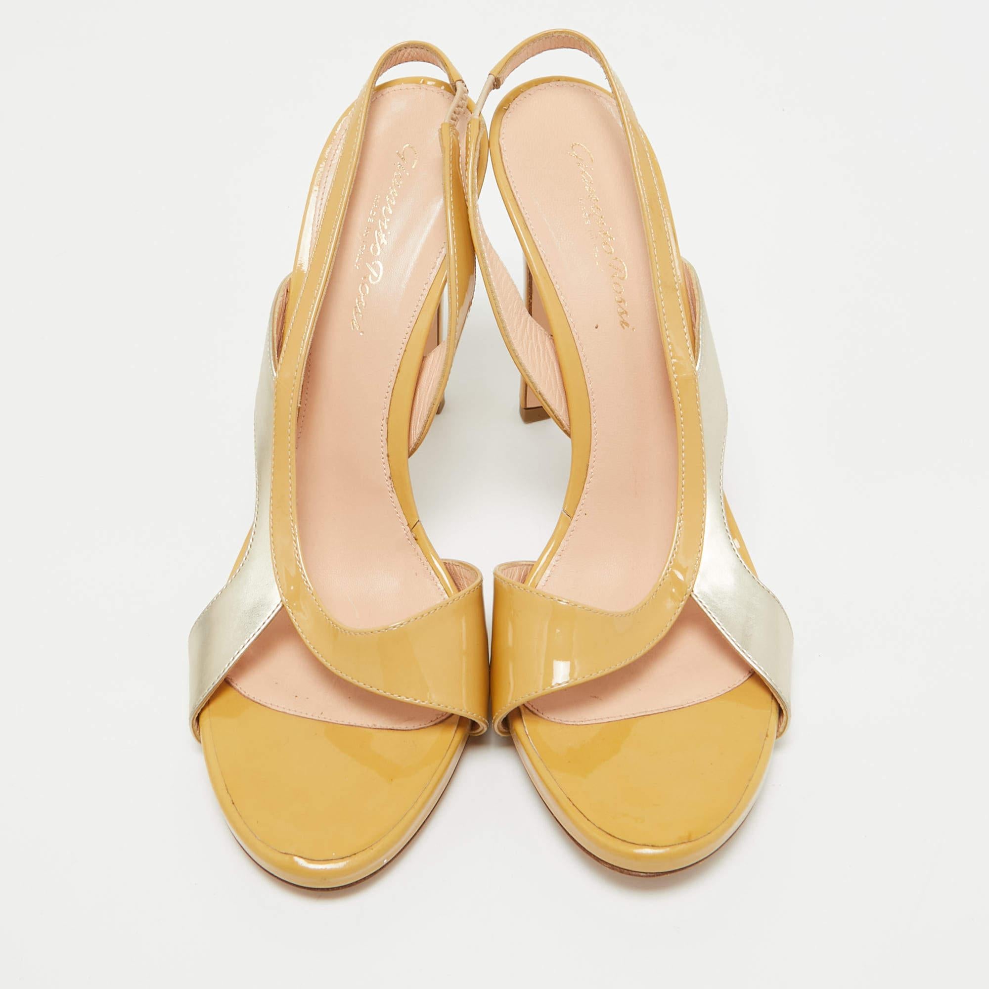 Beige Gianvito Rossi Sandali in vernice marrone/argento misura 40 in vendita