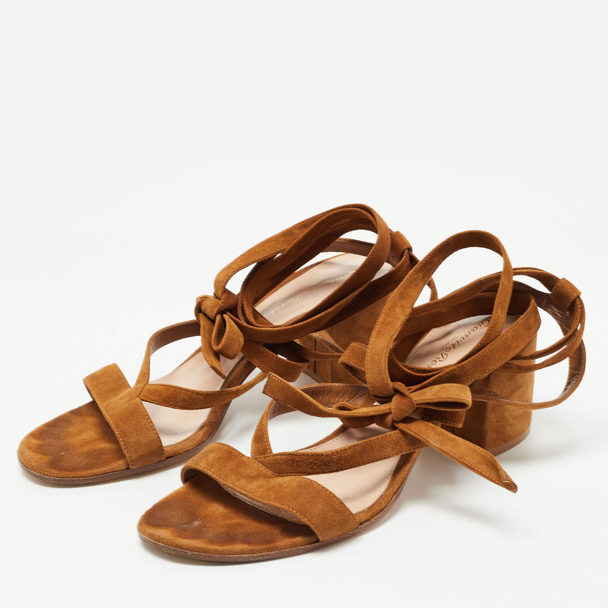 Questi sandali incorniceranno i tuoi piedi in modo elegante. Realizzato con materiali di qualità  hanno un design elegante e solette confortevoli.