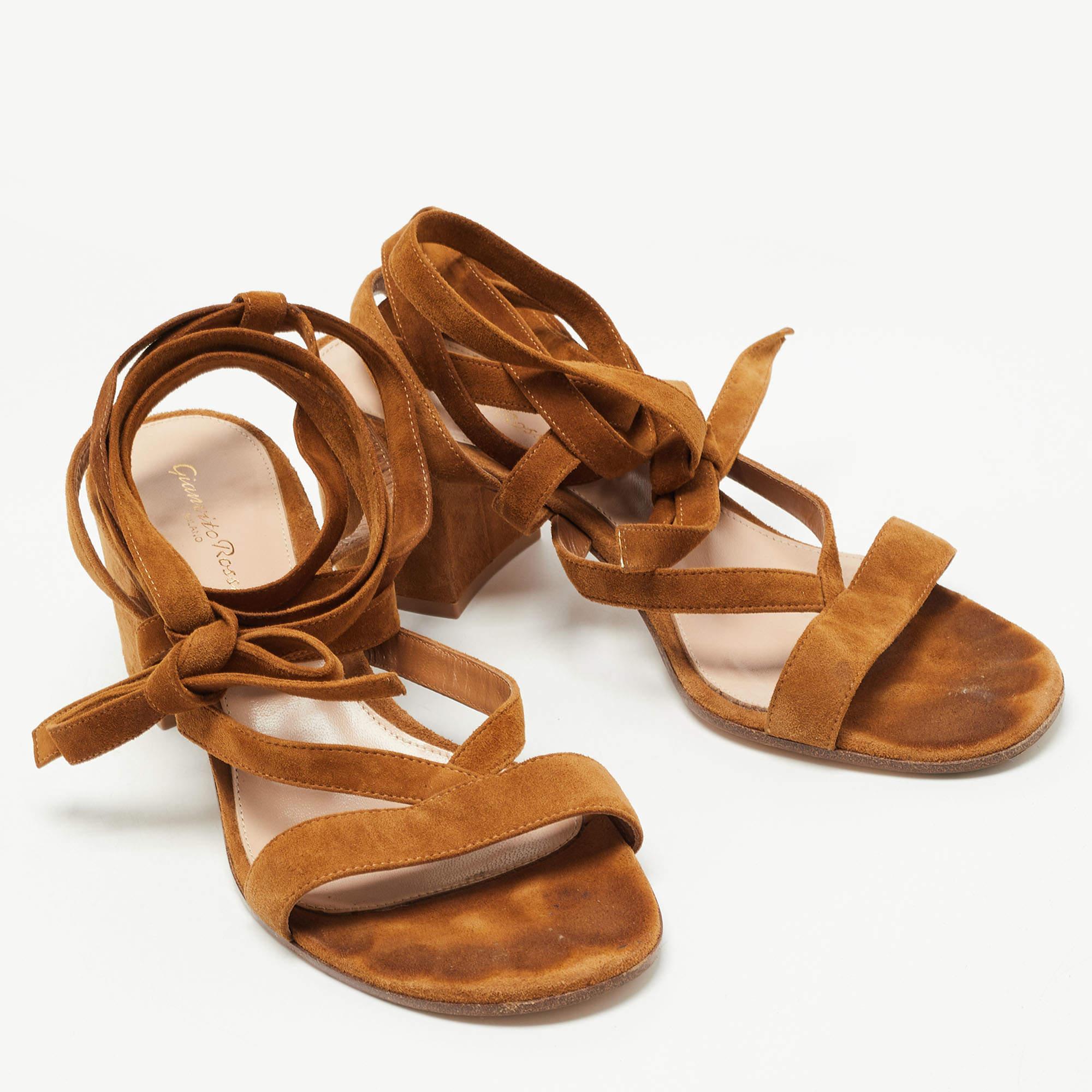 Gianvito Rossi Sandali alla caviglia Janis in pelle scamosciata marrone misura 39,5 In condizioni discrete in vendita a Dubai, Al Qouz 2