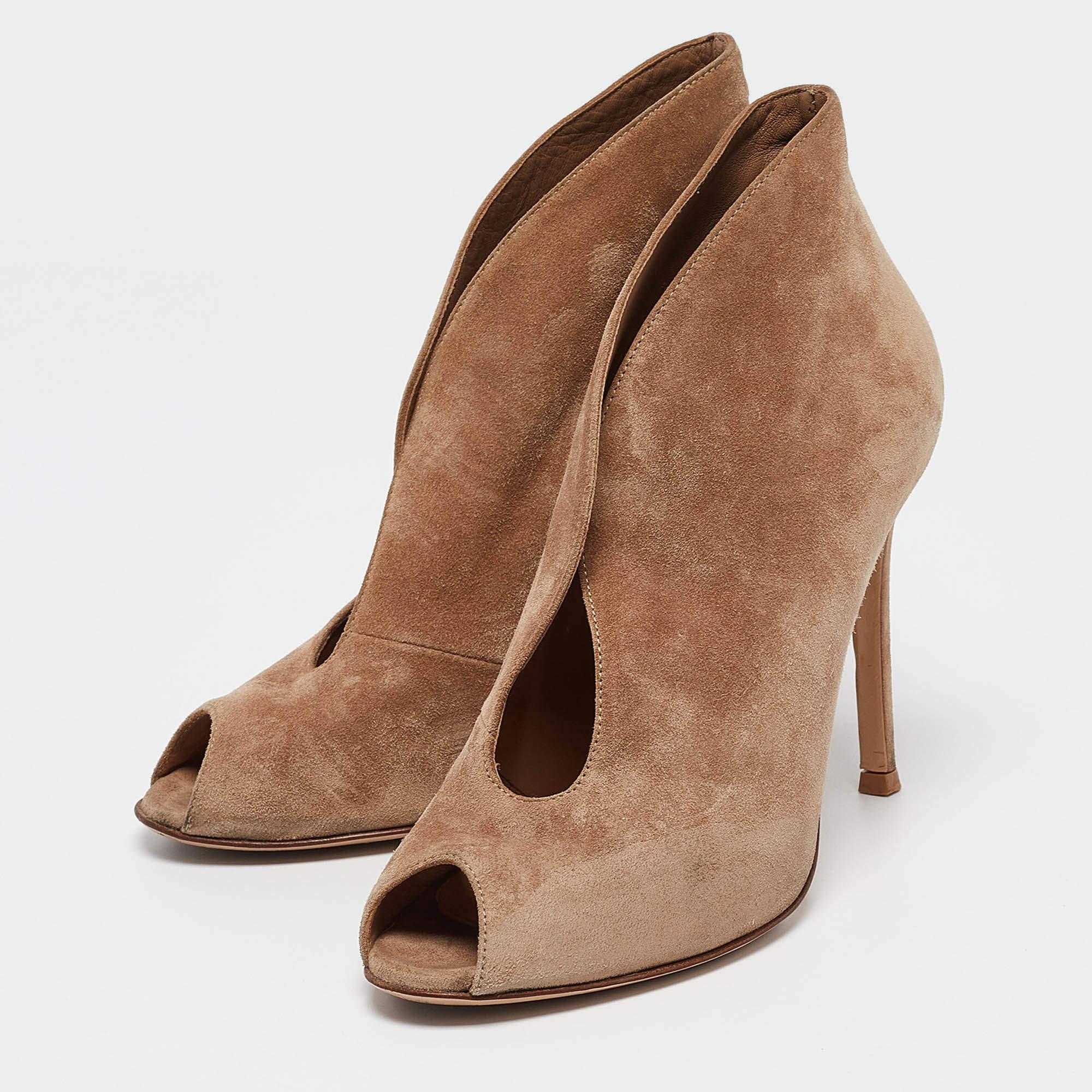 Parfaitement cousues et finies pour garantir un look et une coupe élégants, ces bottines de créateur sont un achat que vous aimerez exhiber. Ils sont très beaux sur les pieds.
