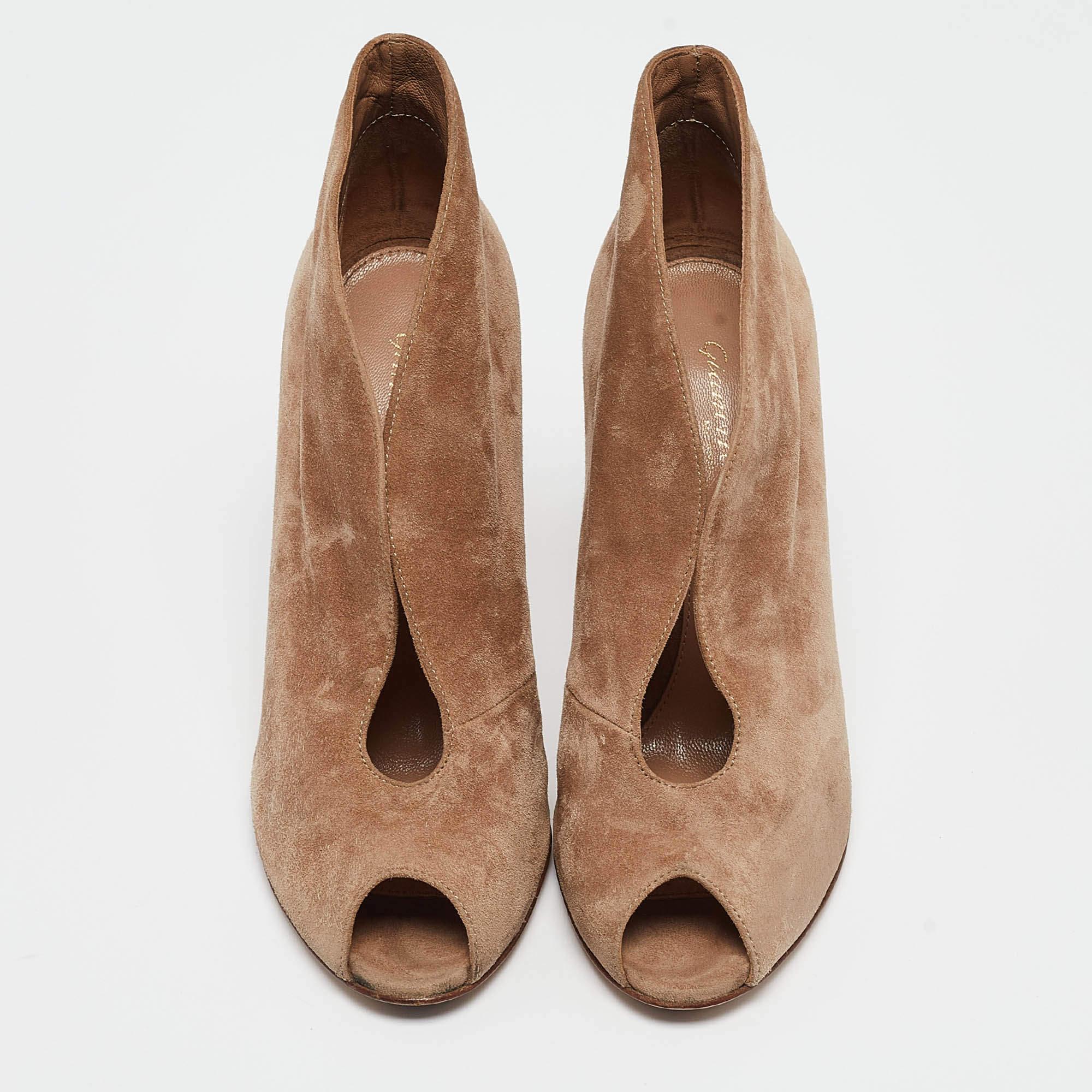 Marron Gianvito Rossi Brown Suede Vamp Peep Toe Booties Size 35.5 en vente