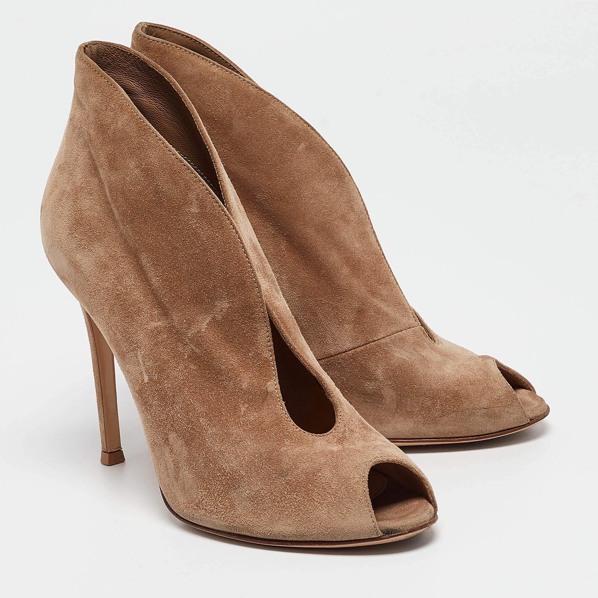 Gianvito Rossi Brown Suede Vamp Peep Toe Booties Size 35.5 Bon état - En vente à Dubai, Al Qouz 2