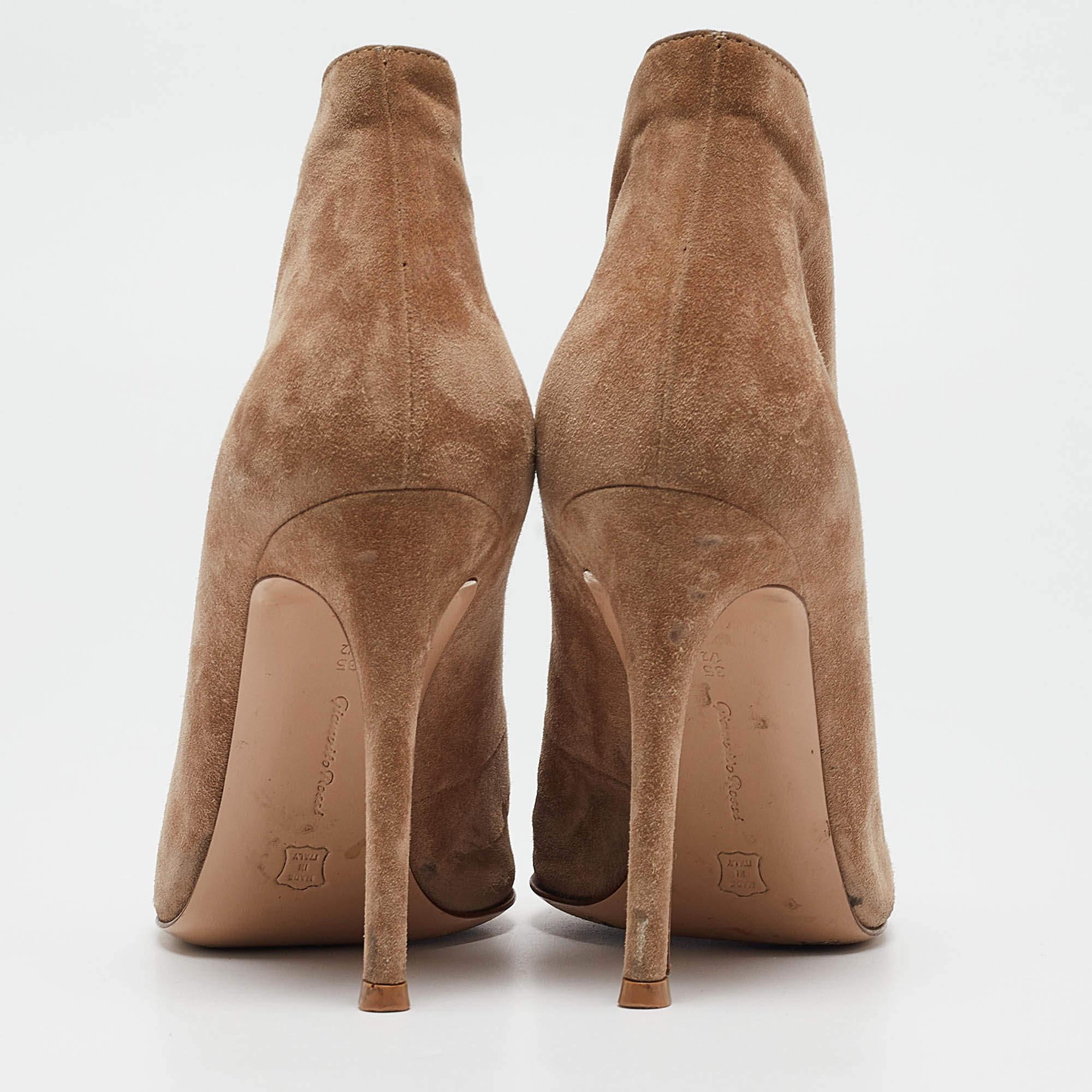 Gianvito Rossi Brown Suede Vamp Peep Toe Booties Size 35.5 Pour femmes en vente