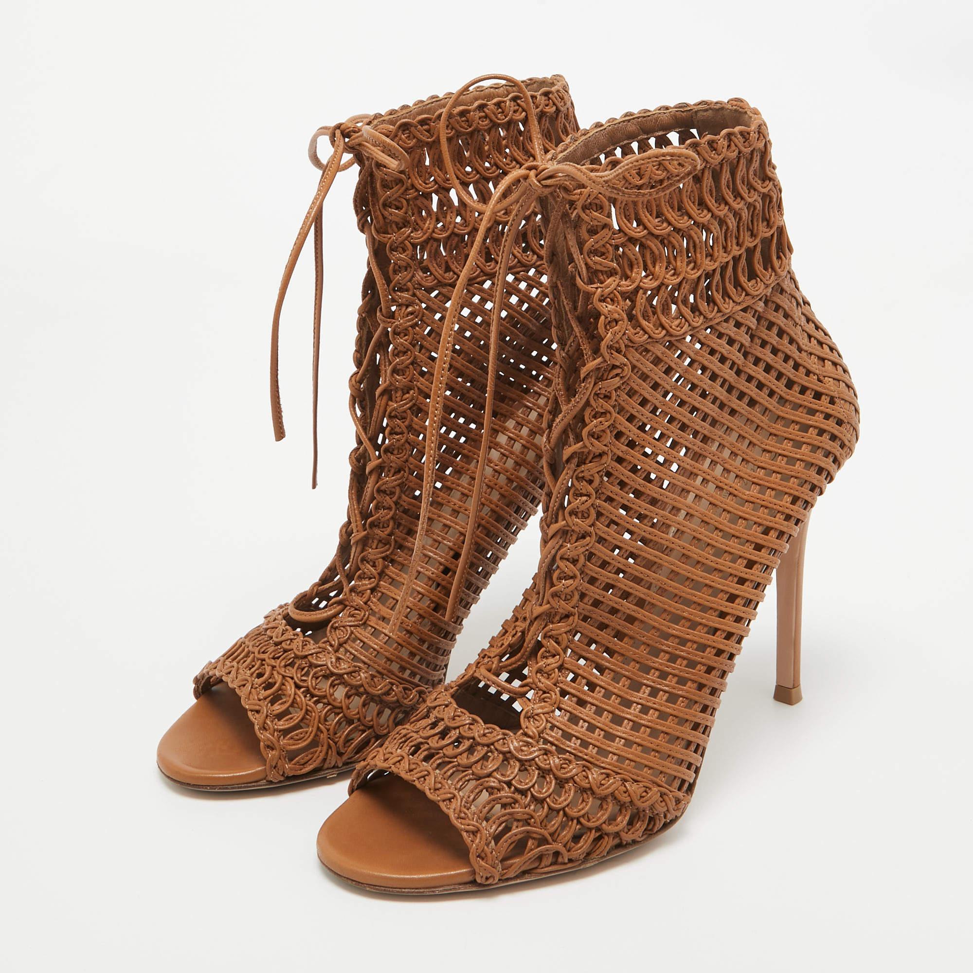 Enjoy the most fashionable days with these stylish boots. Modern in design and craftsmanship they are fashioned to keep you comfortable and chic