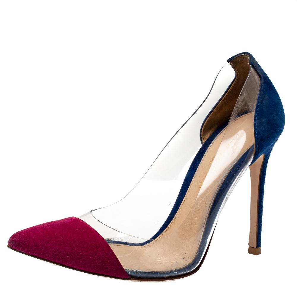 Resplandecientes y elegantes, estos zapatos de salón Plexi de la marca italiana Gianvito Rossi te enamorarán. Están diseñados con paneles de PVC transparente y una elegante puntera en punta para crear la ilusión de unas piernas más largas.