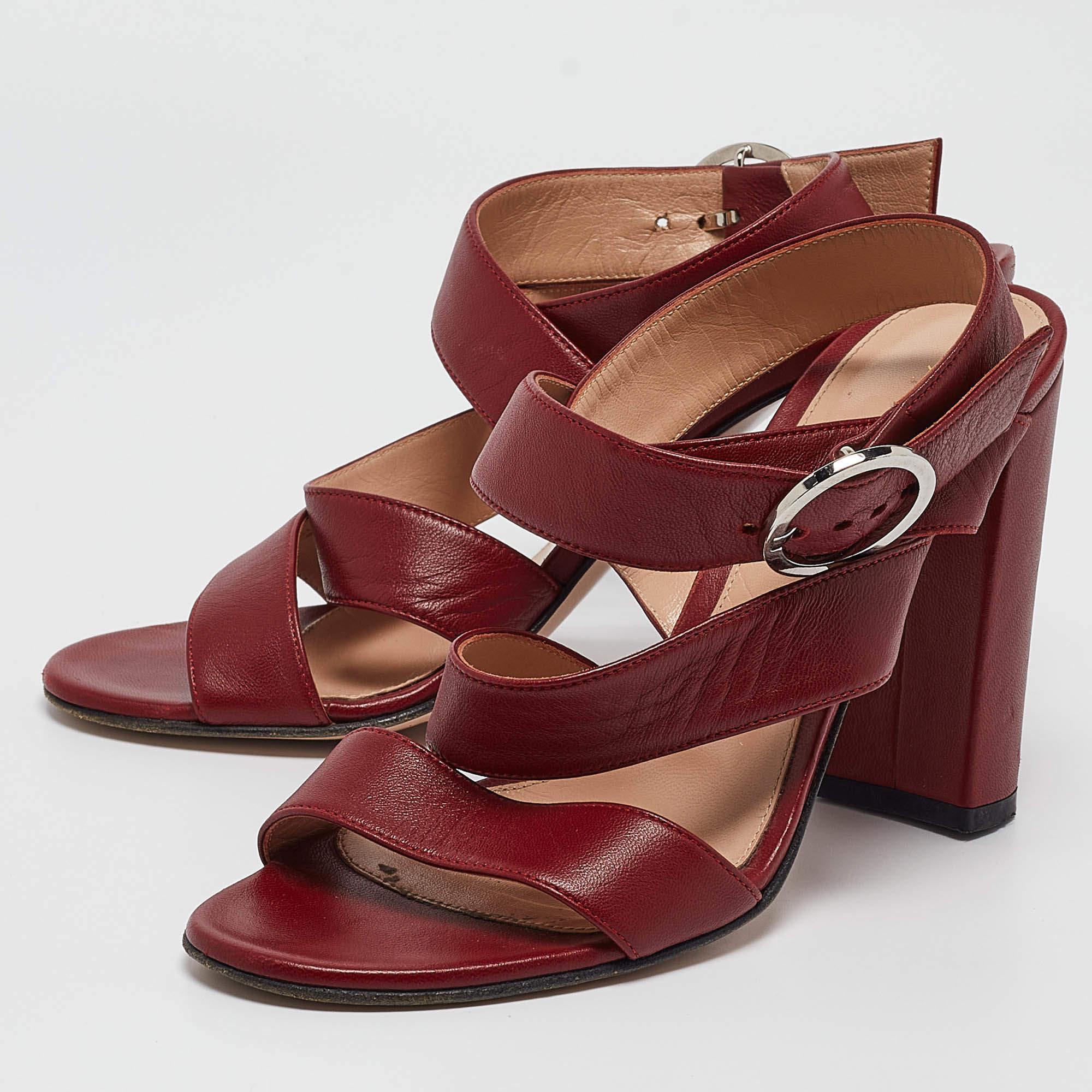 These sandals will offer you both luxury and comfort. Made from quality materials they come in a versatile shade and are equipped with comfortable insoles.