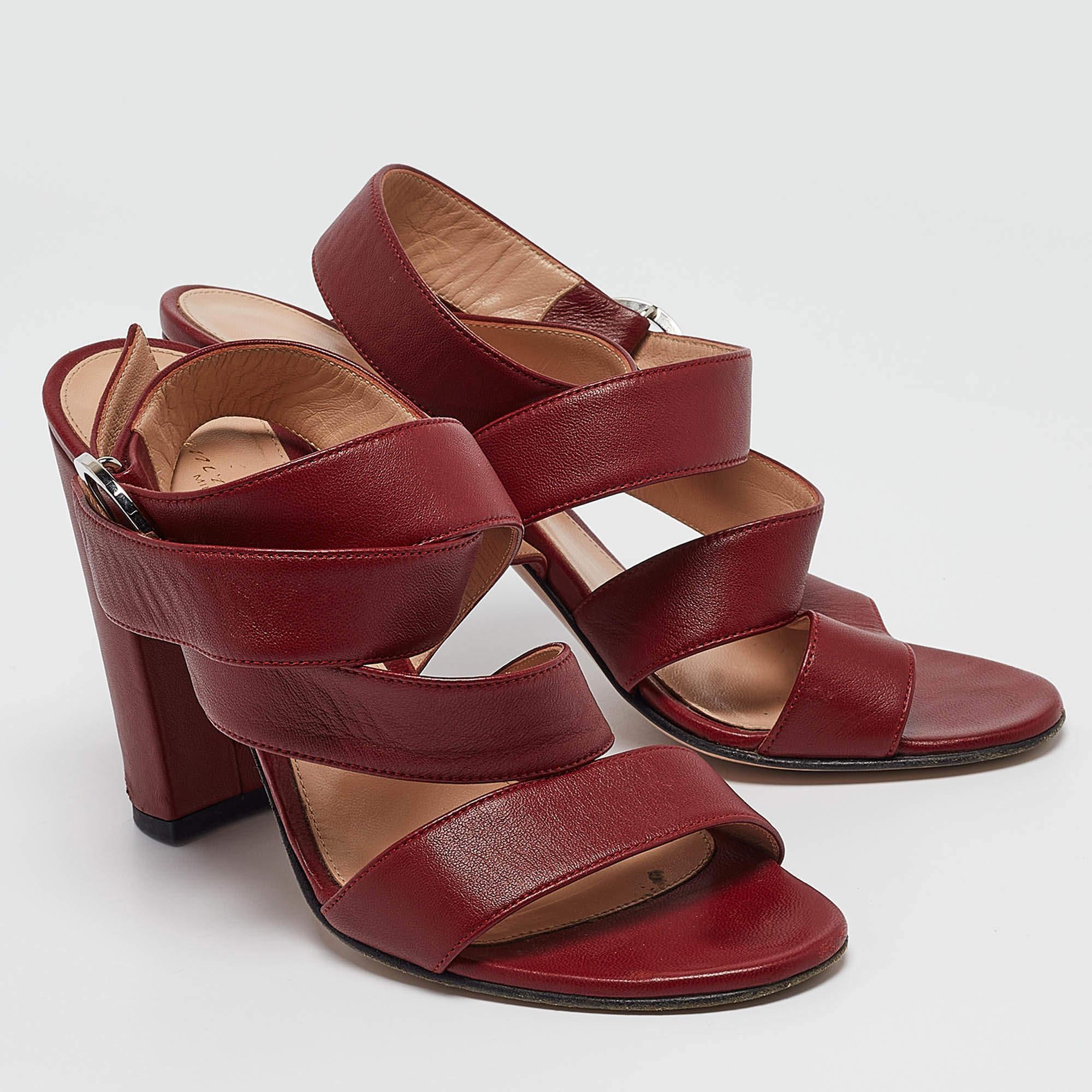 Gianvito Rossi Burgundy Leather Ankle Wrap Sandals Size 39 In Good Condition For Sale In Dubai, Al Qouz 2