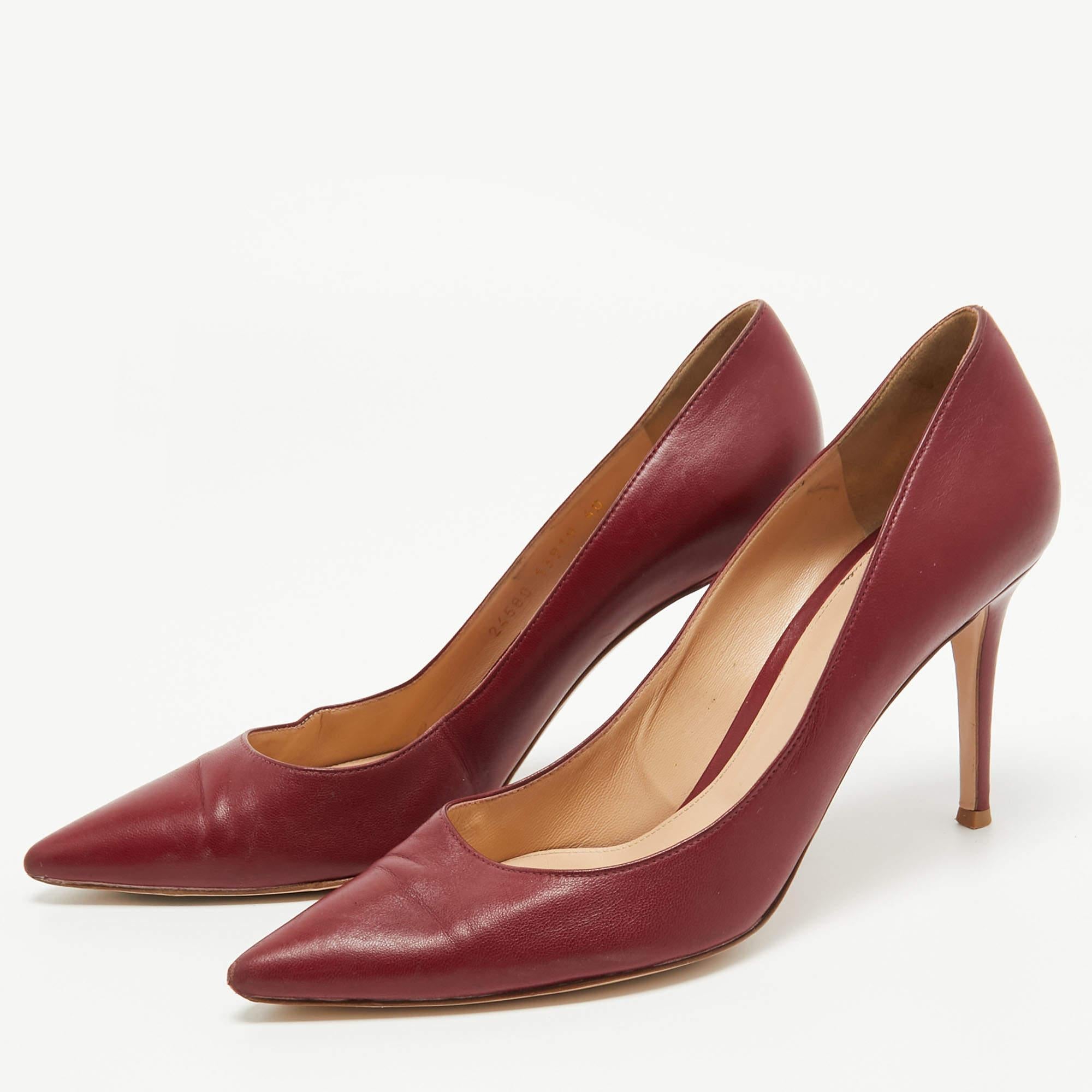 Parfaitement cousues et finies pour assurer un look et un ajustement élégants, ces chaussures Gianvito Rossi sont un achat que vous aimerez afficher. Ils sont très beaux sur les pieds.