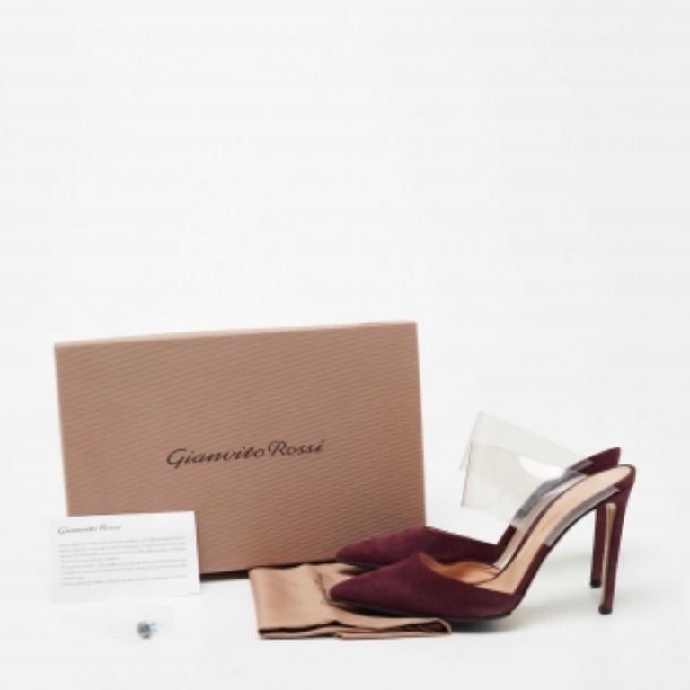 Les mules Plexi de Gianvito Rossi sont non seulement élégantes mais aussi confortables. Elles sont confectionnées en daim bordeaux avec des brides en PVC et présentent une silhouette à bout pointu. Ces fabuleuses sandales sont dotées de semelles