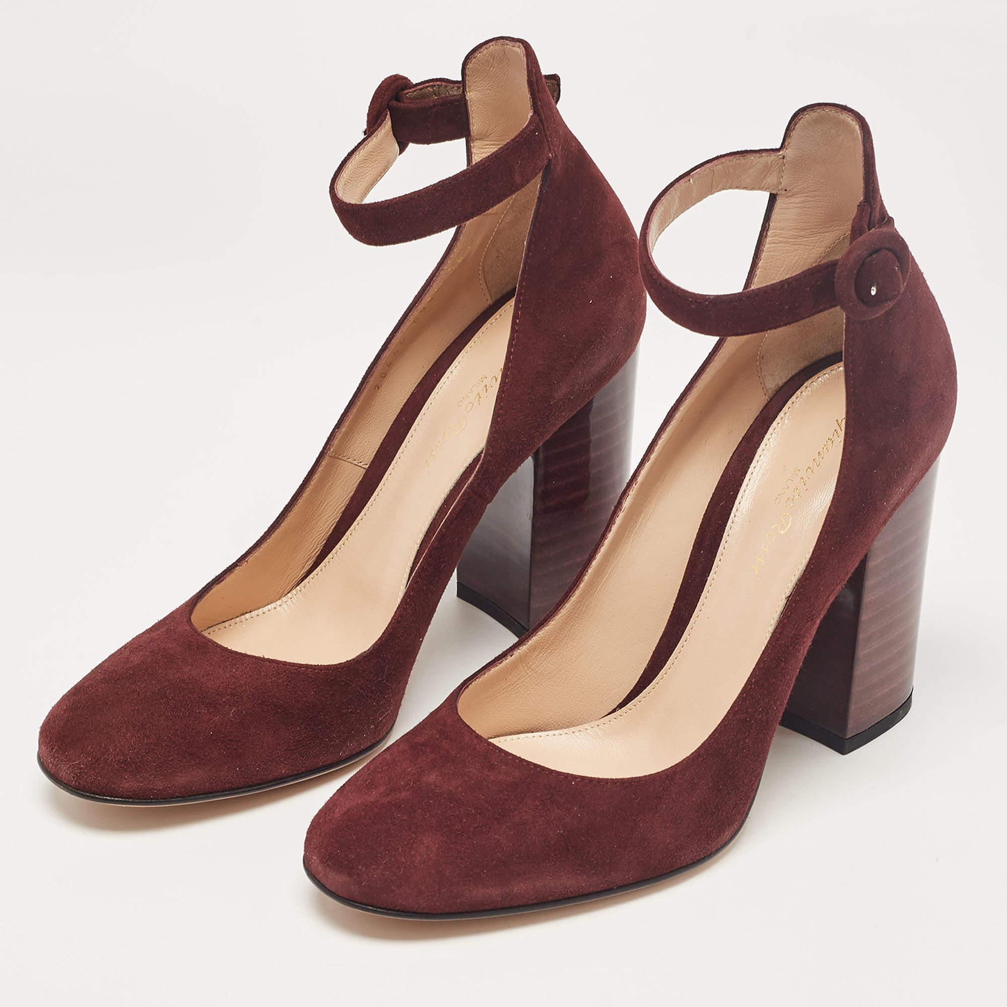 Exhibit an elegant style with this pair of pumps. These elegant shoes are crafted from quality materials. They are set on durable soles and sleek heels.