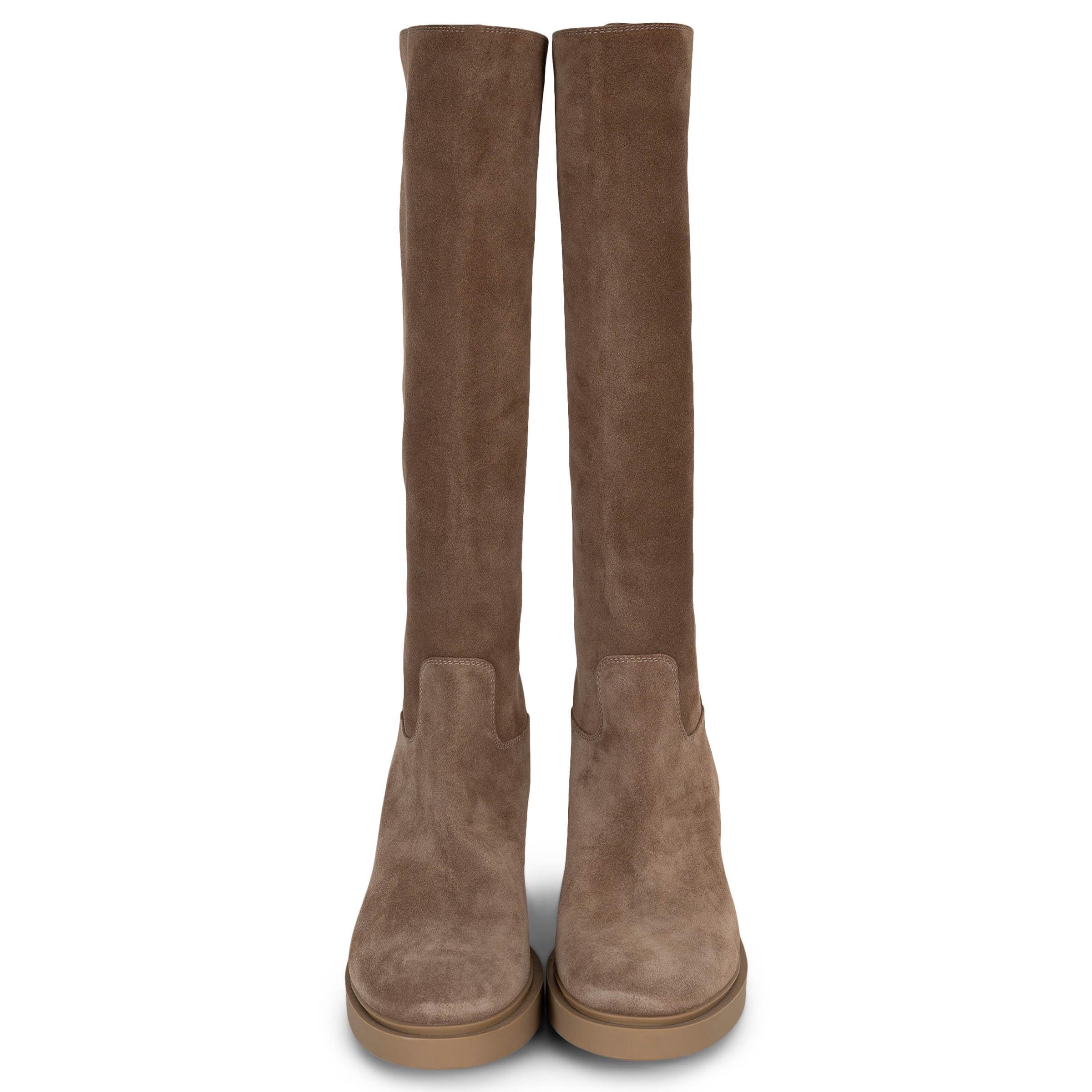 Cette botte Hynde de Gianvito Rossi, 100% authentique, est réalisée en daim souple marron camel. Conçue avec une tige à hauteur du genou et des orteils arrondis, elle repose sur d'épaisses semelles en caoutchouc beige avec des talons bloc robustes