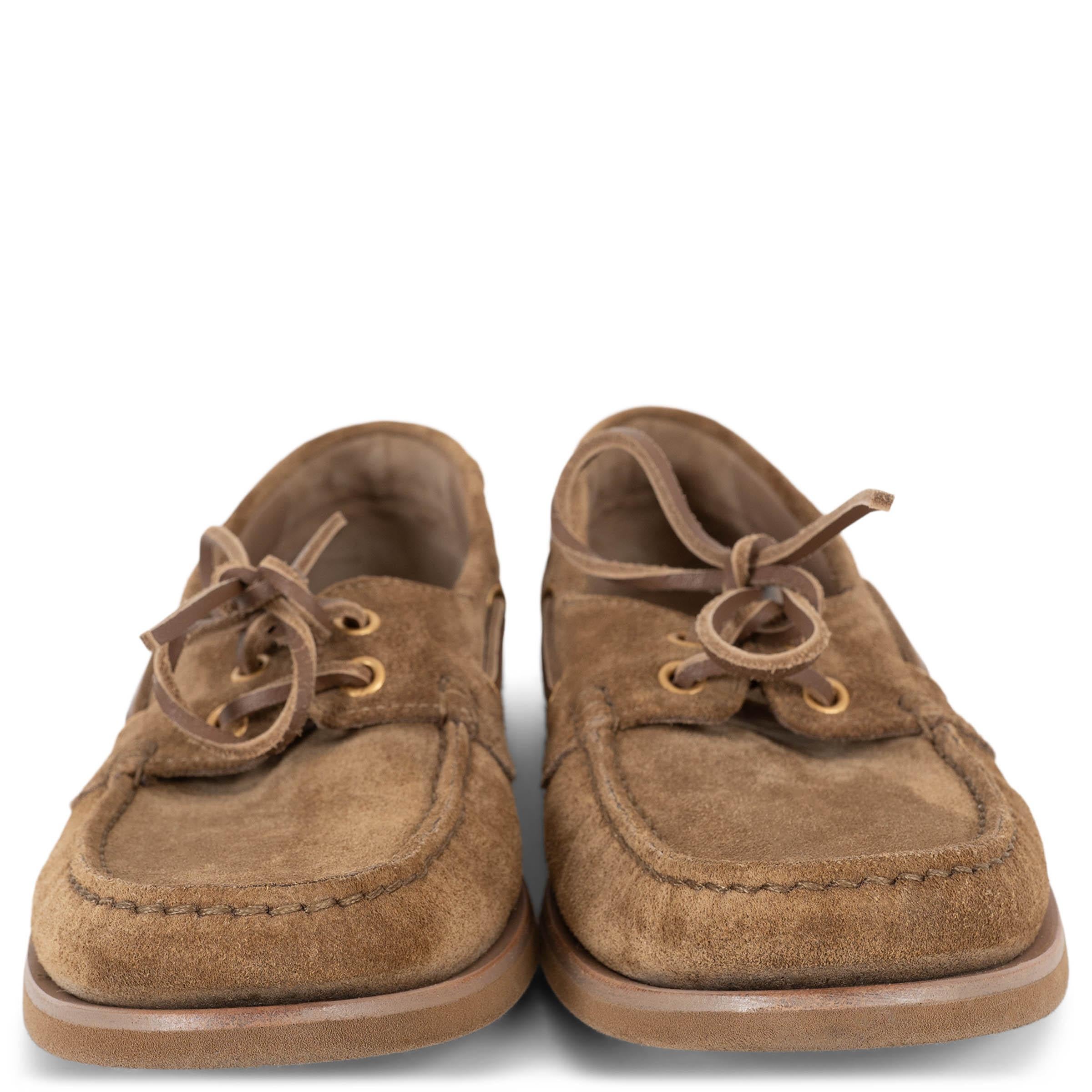 Cette chaussure bateau Vandée de Gianvito Rossi, 100% authentique, est réalisée en daim marron camel avec une finition souple et veloutée. Conçue avec des orteils arrondis et des lacets ton sur ton enfilés dans des œillets dorés, elle apporte une