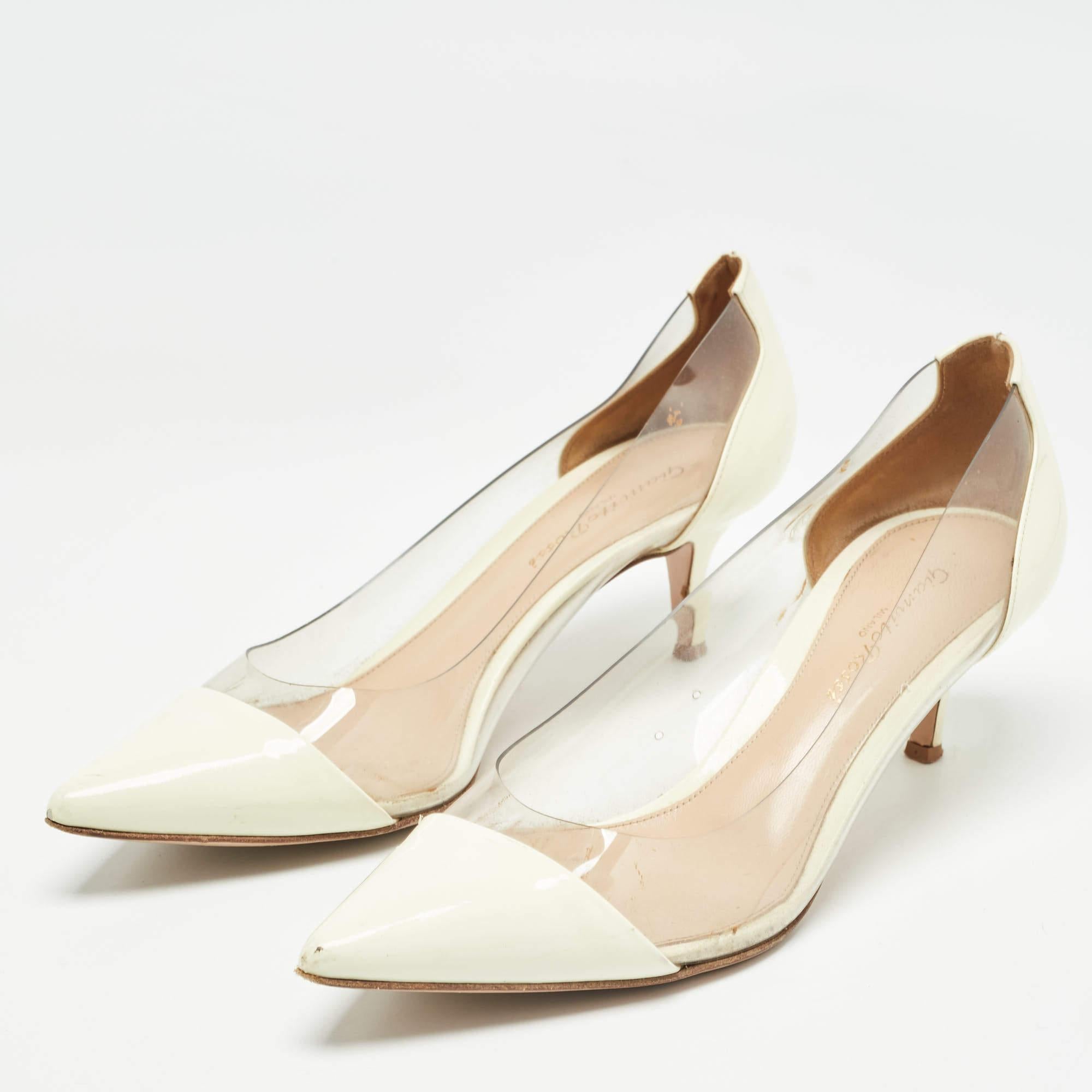 Faites preuve de chic avec ces escarpins de créateur. Ils présentent des talons robustes et des semelles durables, parfaits pour vos sorties à la mode.