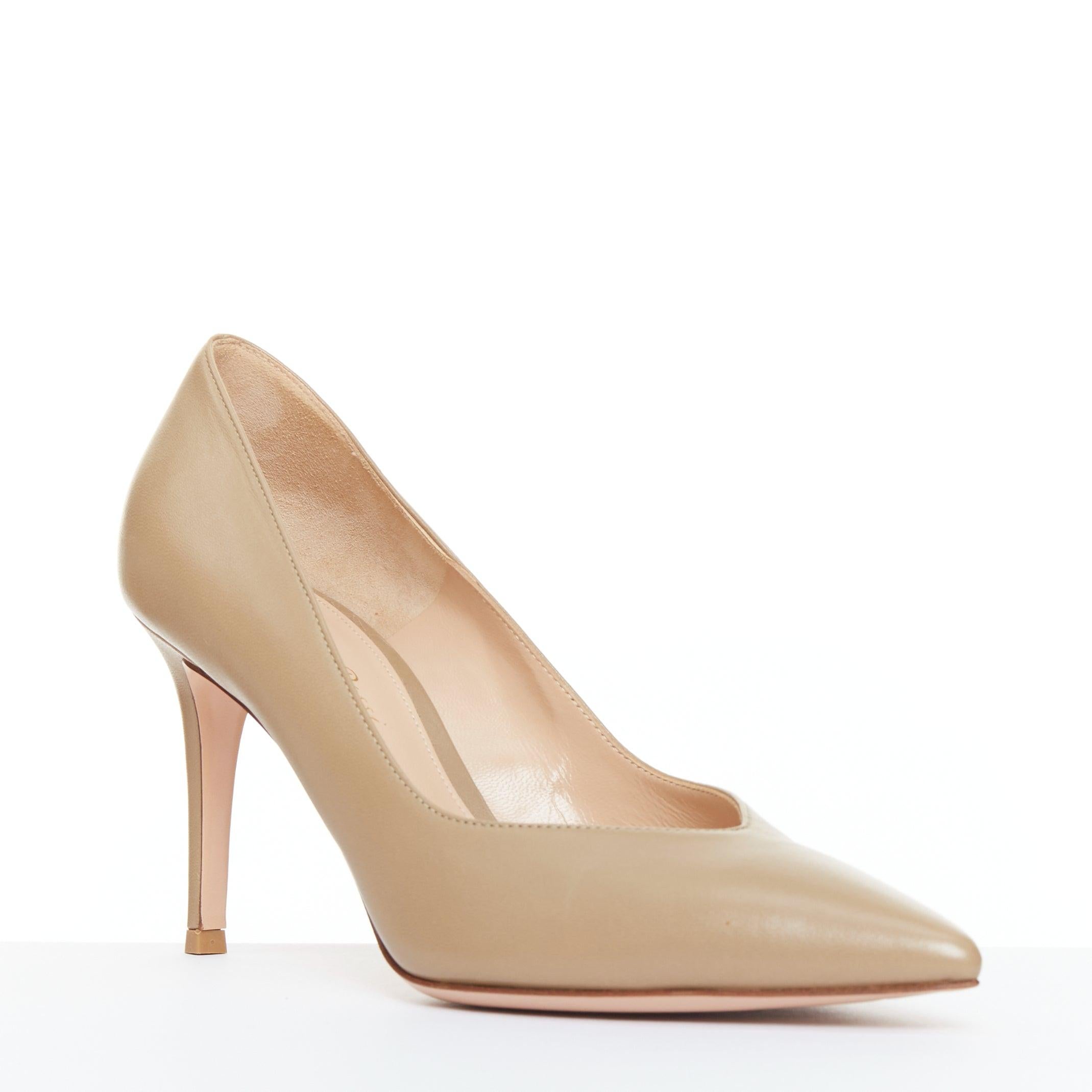 GIANVITO ROSSI dark beige leather V vamp point toe pumps EU37.5
Reference: SNKO/A00641
Brand: Gianvito Rossi
Material: Leather
Color: Taupe
Pattern: Solid
Closure: Slip On
Lining: Nude Leather
Extra Details: V-neck vamp.
Made in: