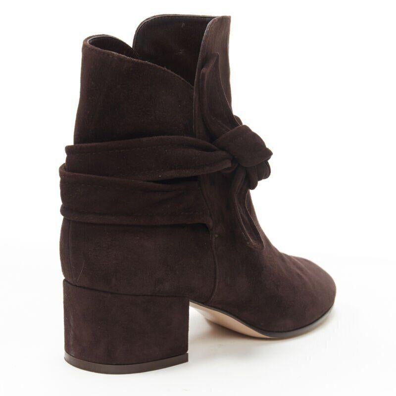 GIANVITO ROSSI dunkelbraune Wildleder-Stiefeletten mit Krawatte und klobigem Blockabsatz EU37 US7 im Angebot 4