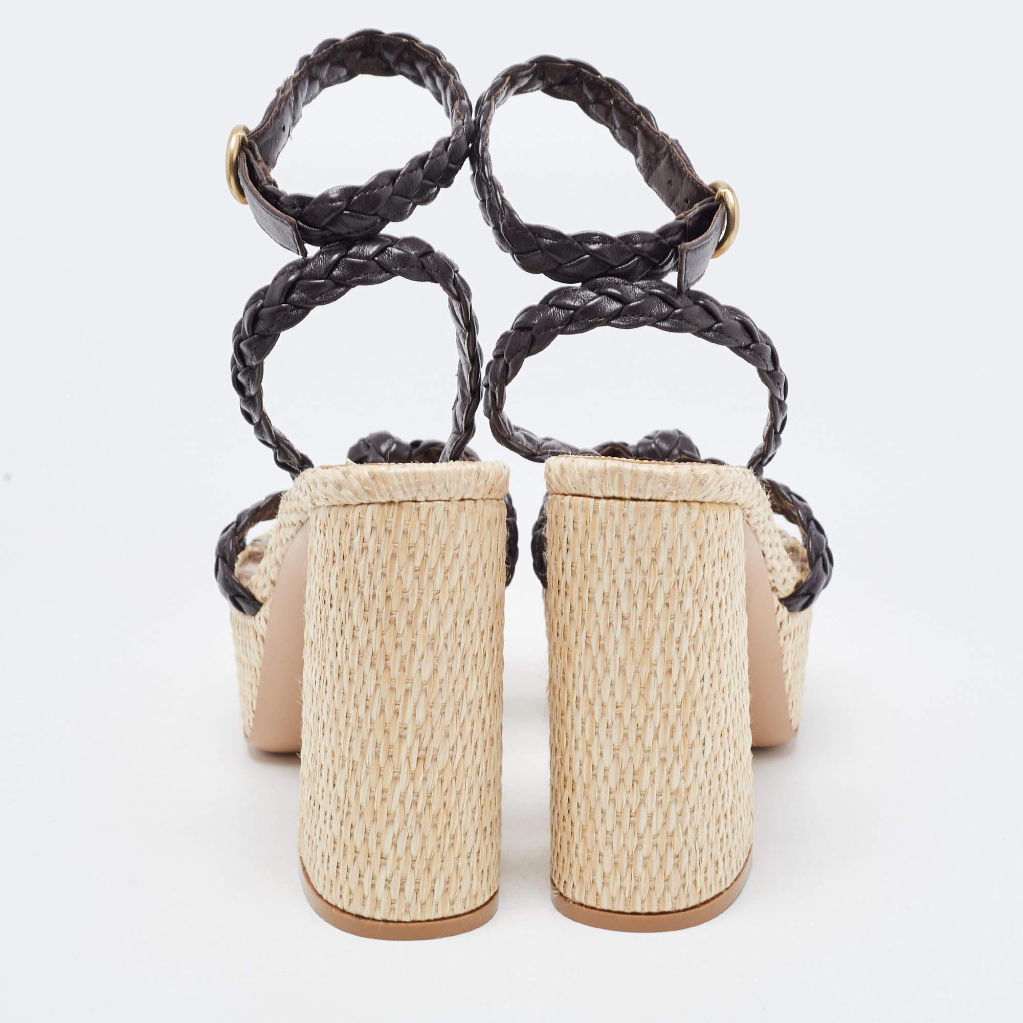 Gianvito Rossi Dark Brown Woven Leather and Raffia Ankle Strap Sandals Size 40 In Excellent Condition For Sale In Dubai, Al Qouz 2