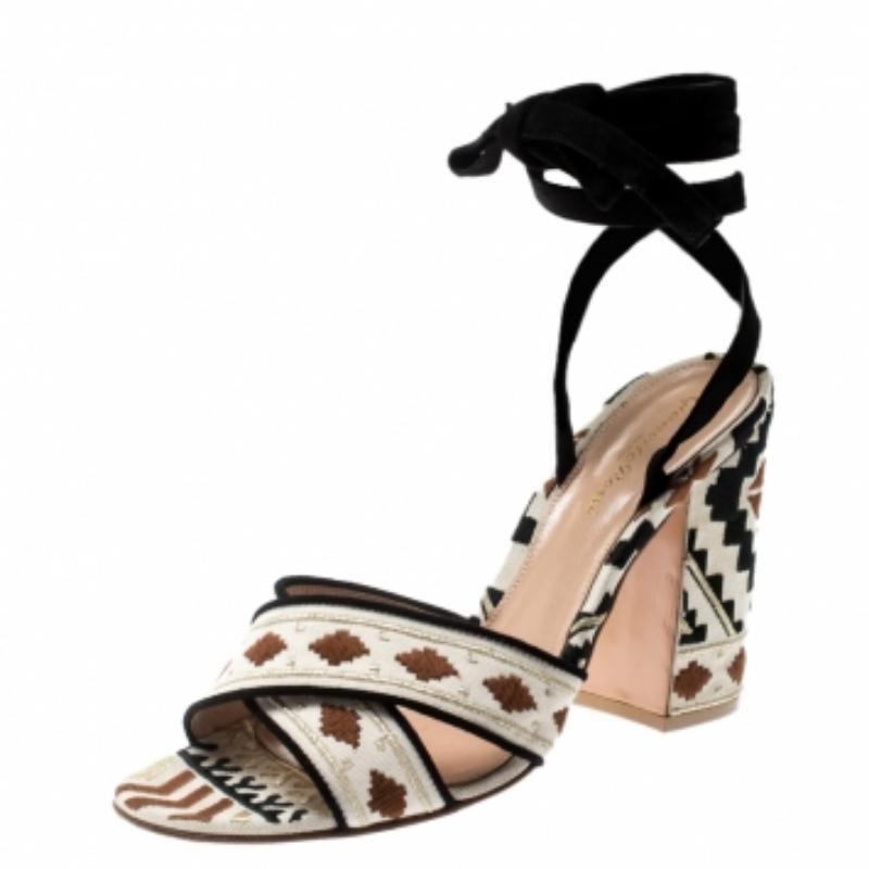 Wunderschöne Sandalen sind ein Muss im Kleiderschrank und es gibt keinen Grund, warum Sie Ihre zurücklassen müssen. Es gibt keinen besseren Start als mit diesen von Gianvito Rossi! Diese mehrfarbigen Sandalen aus Wildleder und Canvas haben