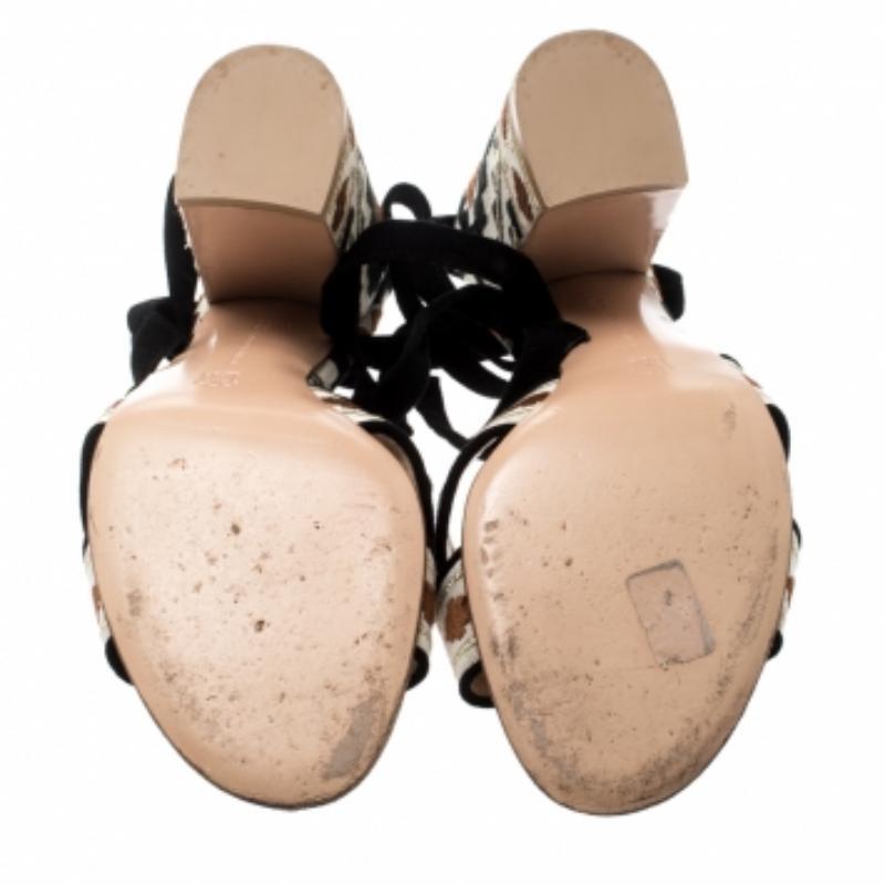 Gianvito Rossi Bestickte Canvas Wildleder Cheyenne Ankle Wrap Sandalen 39.5 (Beige) im Angebot