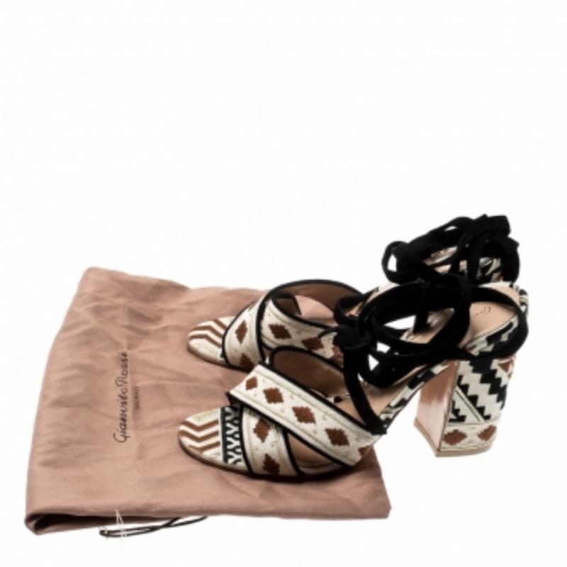 Gianvito Rossi Bestickte Canvas Wildleder Cheyenne Ankle Wrap Sandalen 39.5 Damen im Angebot