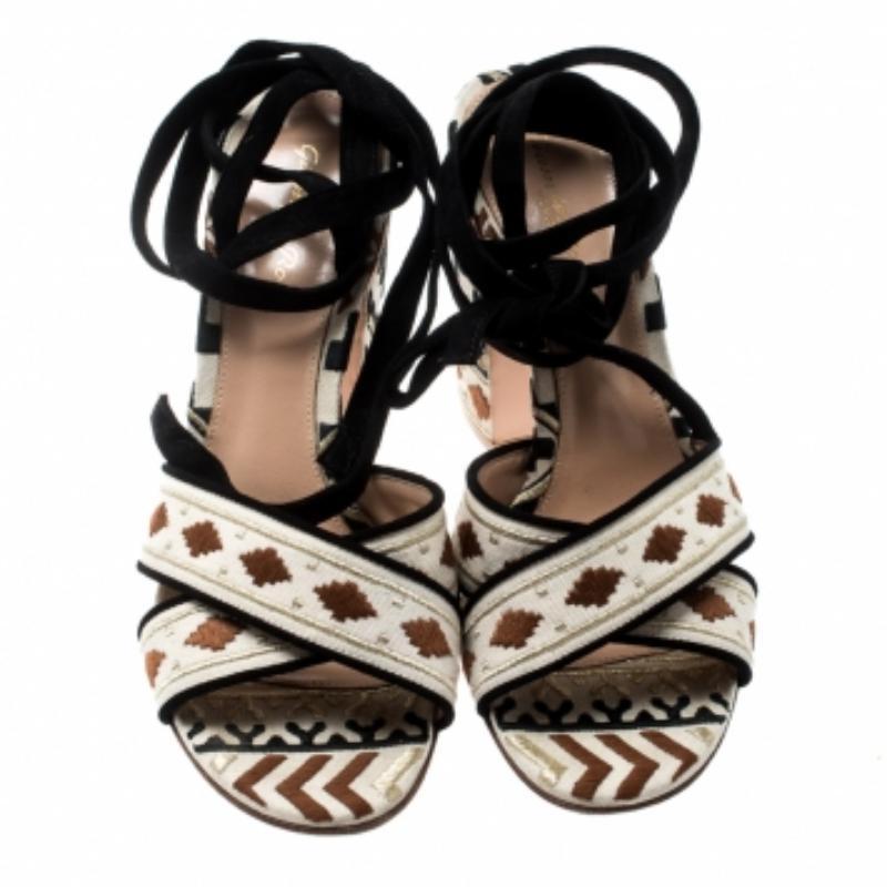 Gianvito Rossi Bestickte Canvas Wildleder Cheyenne Ankle Wrap Sandalen 39.5 im Angebot 2
