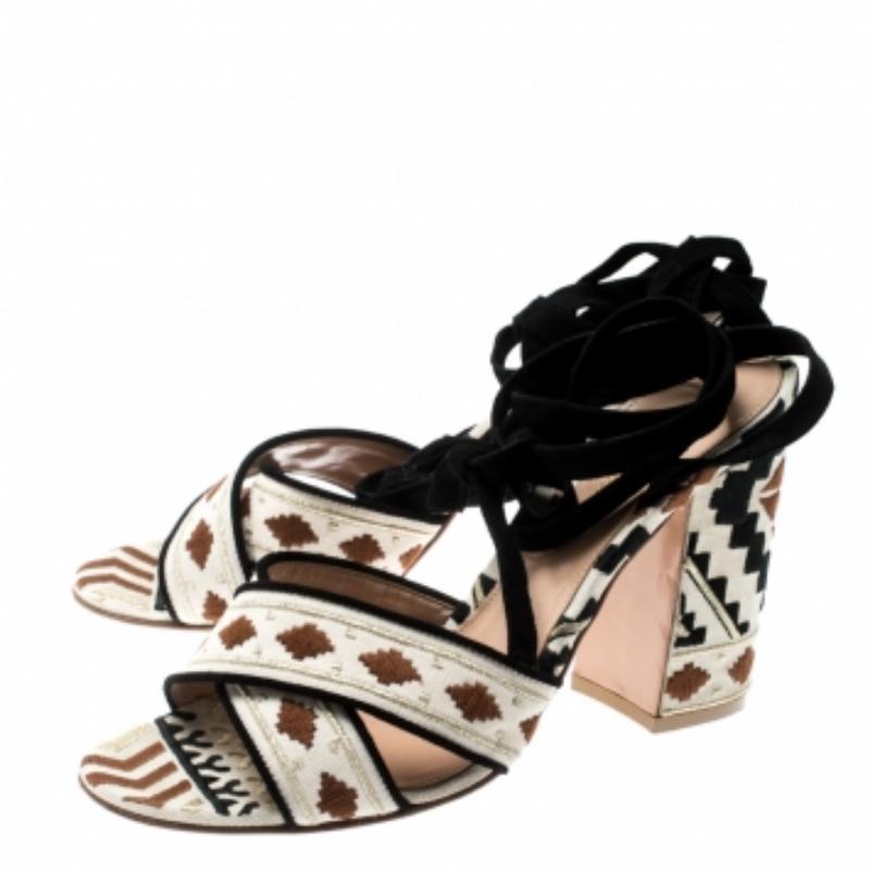 Gianvito Rossi Bestickte Canvas Wildleder Cheyenne Ankle Wrap Sandalen 39.5 im Angebot 3