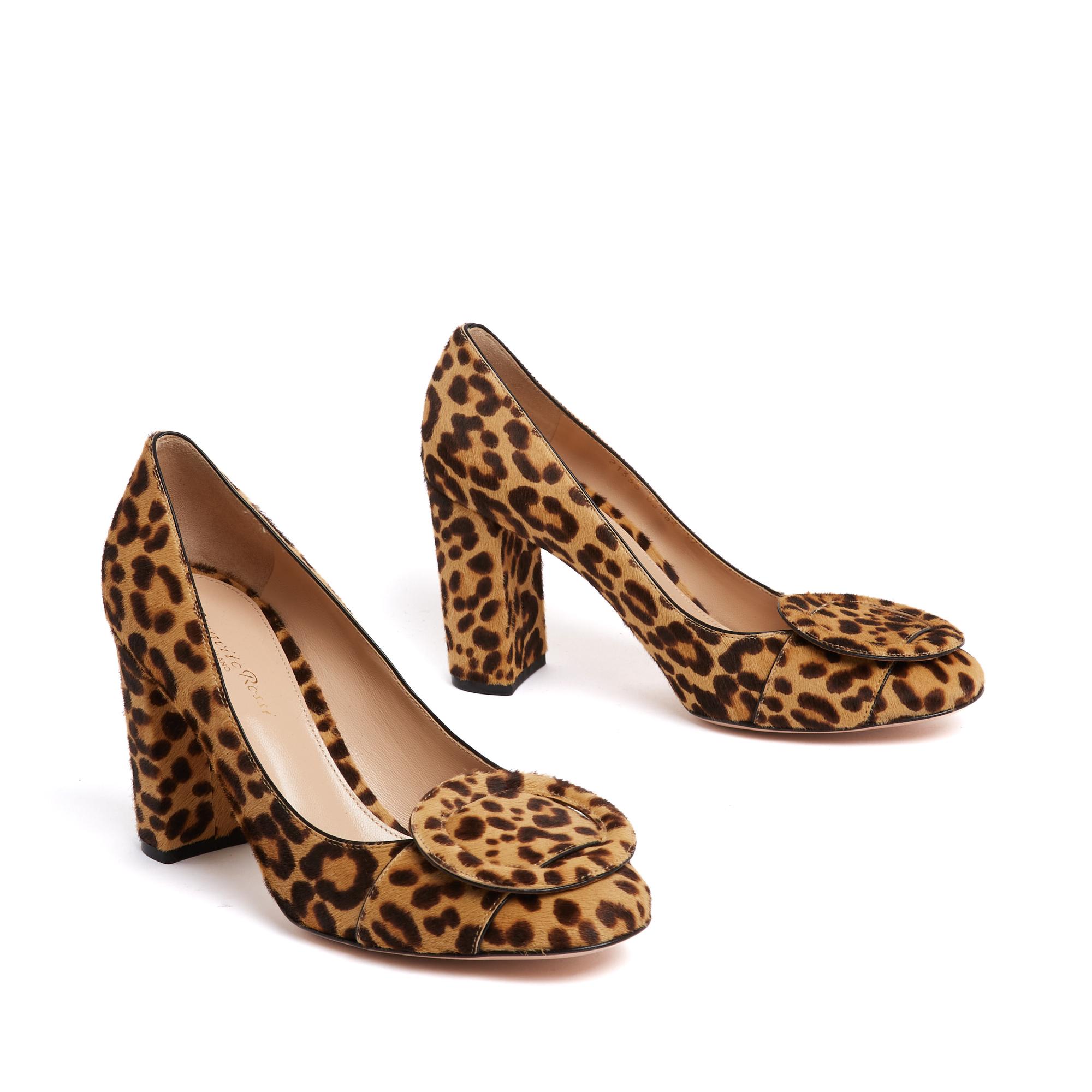 Gianvito Rossi pumps in leopard-print ponyskin calfskin with a large buckle on the upper, straight heel, rounded almond toe, leather lining and insoles and outsoles. Size EU39 or UK6 and US9.5, 9 cm heel. The pumps are new and extremely comfortable