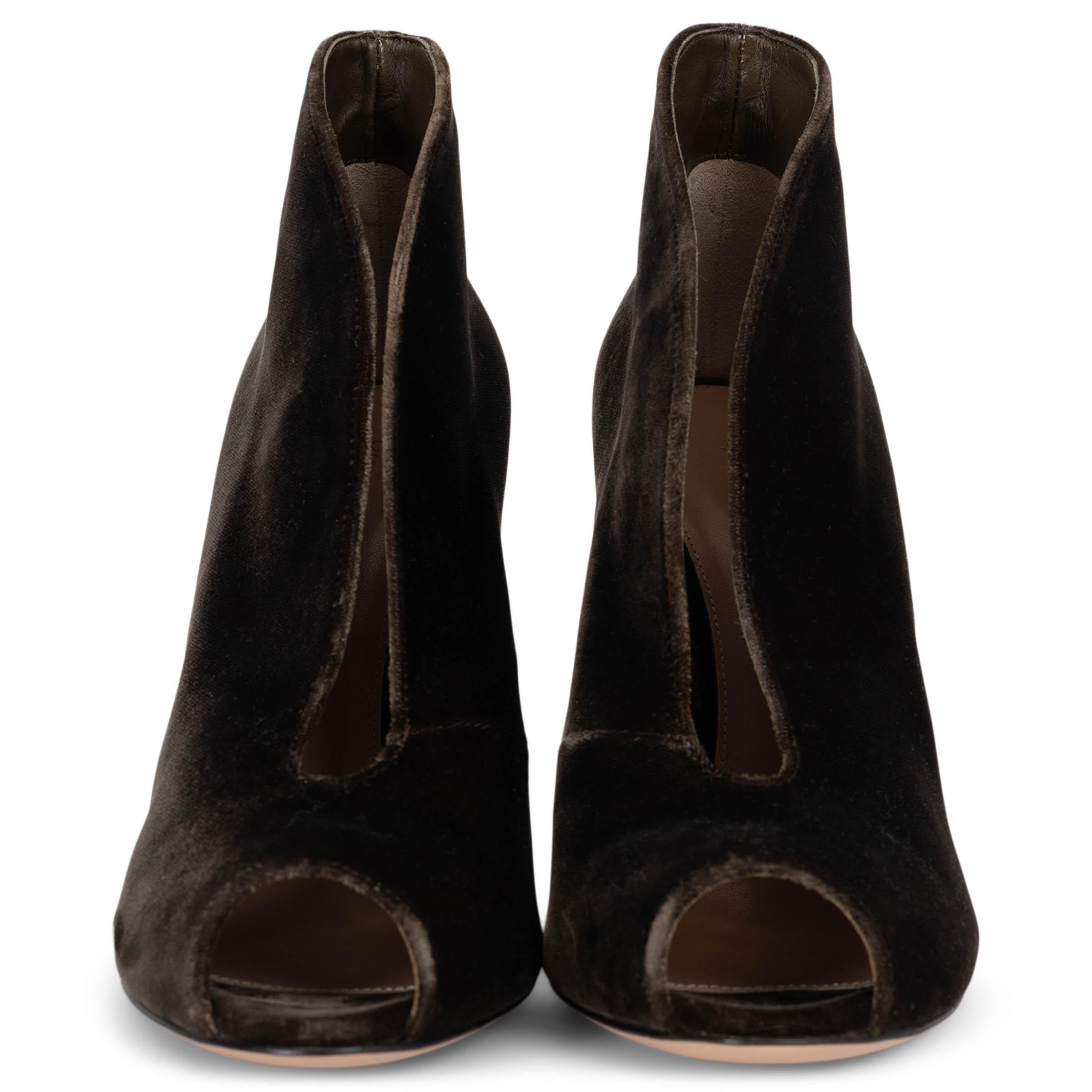 Diese 100% authentischen Gianvito Rossi Vamp 105 Pumps aus espressobraunem Samt strahlen mühelose Raffinesse aus. Mit ihrem einzigartigen, bootie-ähnlichen Schnitt, der offenen Spitze und dem schlanken Stiletto-Absatz sorgen sie für eine streckende