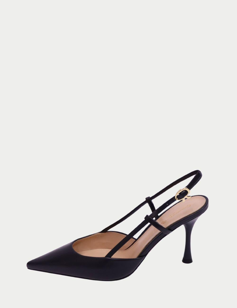 Gianvito Rossi Black Slingback Heels - Décolleté con tacco a spillo scolpito

Minimalismo con un tocco seducente: questi tacchi slingback neri di Gianvito Rossi ridefiniscono l'eleganza. Realizzate in Italia, presentano un'elegante punta a punta,