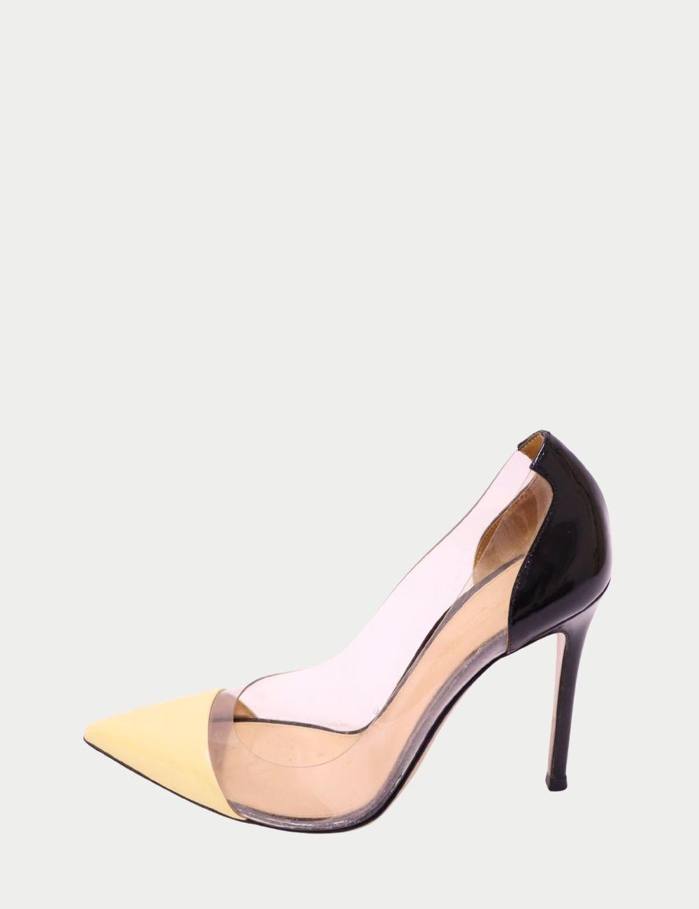 Gianvito Rossi PVC-Cap-Toe-Pumps in Gelb und Schwarz

Diese Gianvito Rossi PVC-Cap-Toe-Pumps sind auffällig und minimalistisch zugleich und bieten eine moderne Interpretation klassischer Raffinesse. Mit transparenten PVC-Einsätzen, einer glänzenden