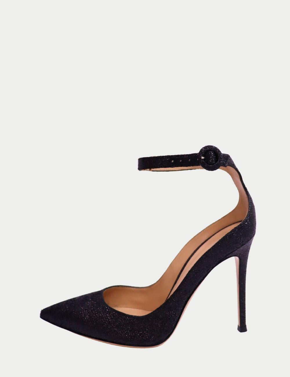 Gianvito Rossi Schwarz Schimmernde Riemchenpumps

Mit diesen schwarz schimmernden Pumps von Gianvito Rossi, die in Italien gefertigt wurden und für eine Eleganz sorgen, die die ganze Nacht anhält, ziehen Sie alle Blicke auf sich. Mit ihrer