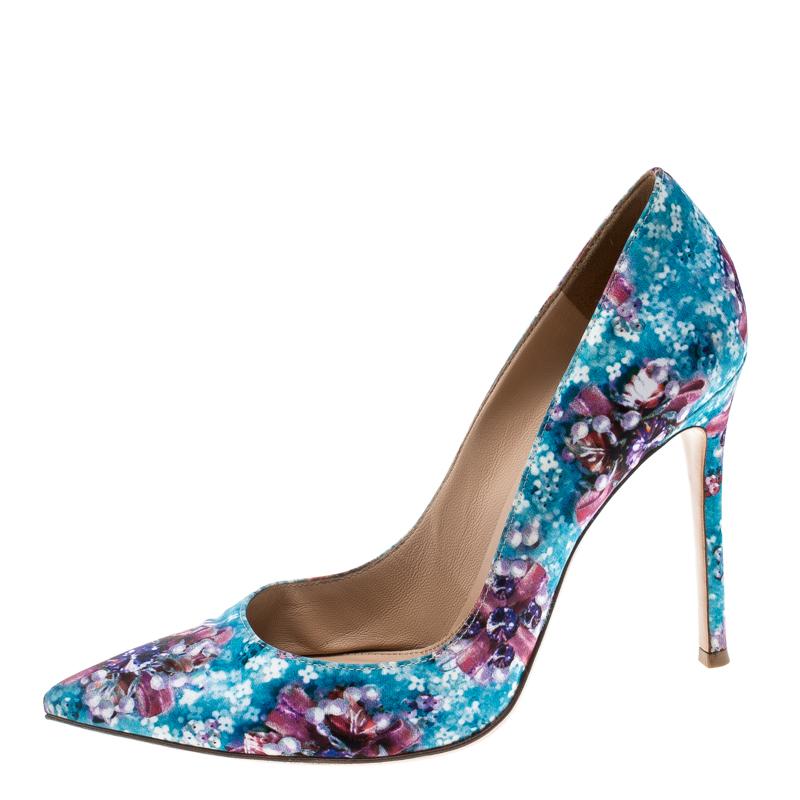 Create a contemporary look by pairing your jumpsuits and dresses with these gorgeous Gianvito Rossi for Mary Katrantzou pumps. They are crafted from multicoloured floral printed fabric and feature pointed toes, comfortable leather lined insoles and