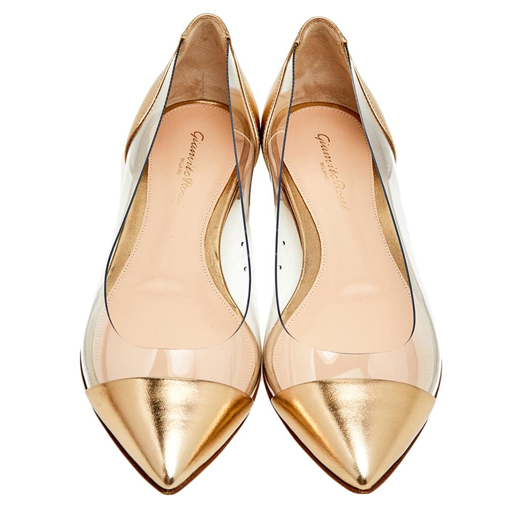 These Plexi ballet flats from Gianvito Rossi are defined by comfort and minimal style. Perfectly crafted from leather, these flats feature an elegant silhouette. They flaunt pointed toes, clear PVC panels, and comfortable leather-lined