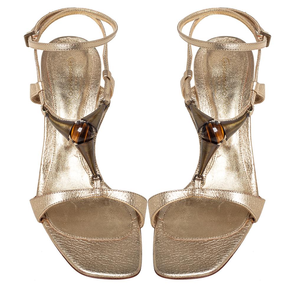 Estas preciosas sandalias de piel son una buena opción a la hora de elegir calzado para cualquier ocasión. Clásicas en dorado, llevan delicadas tiras de piel, adornos en la parte delantera, cierre de hebilla y tacón de 9,5 cm.

Incluye: Funda