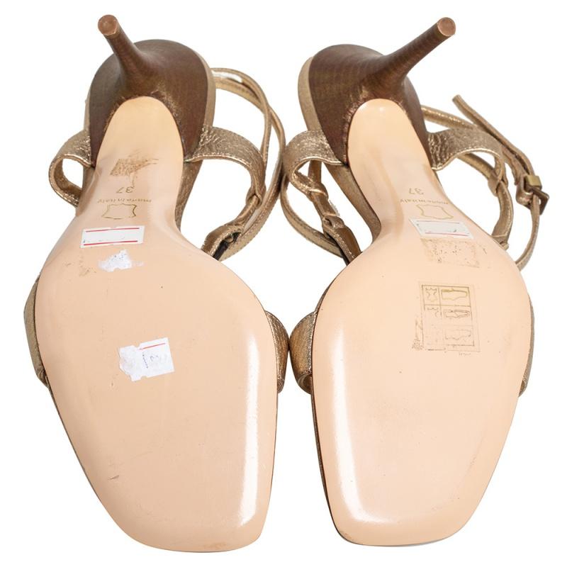 Gianvito Rossi Sandalias con correa en el tobillo de piel dorada con adornos talla 37 en Excelente Estado en Dubai, Al Qouz 2