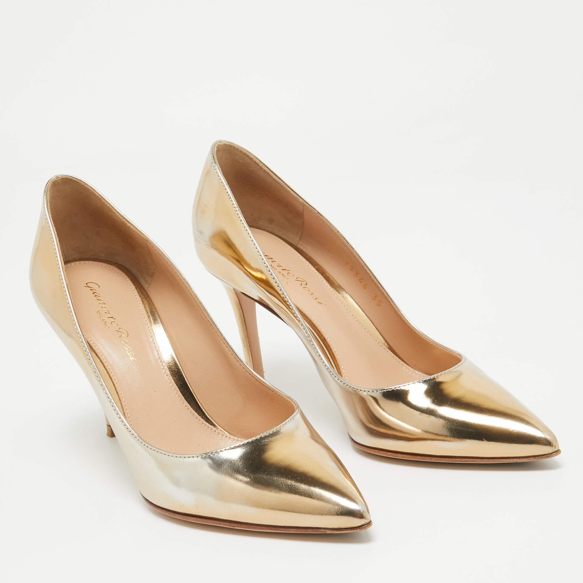 Gianvito Rossi Pumps in pelle oro misura 35 In condizioni buone in vendita a Dubai, Al Qouz 2