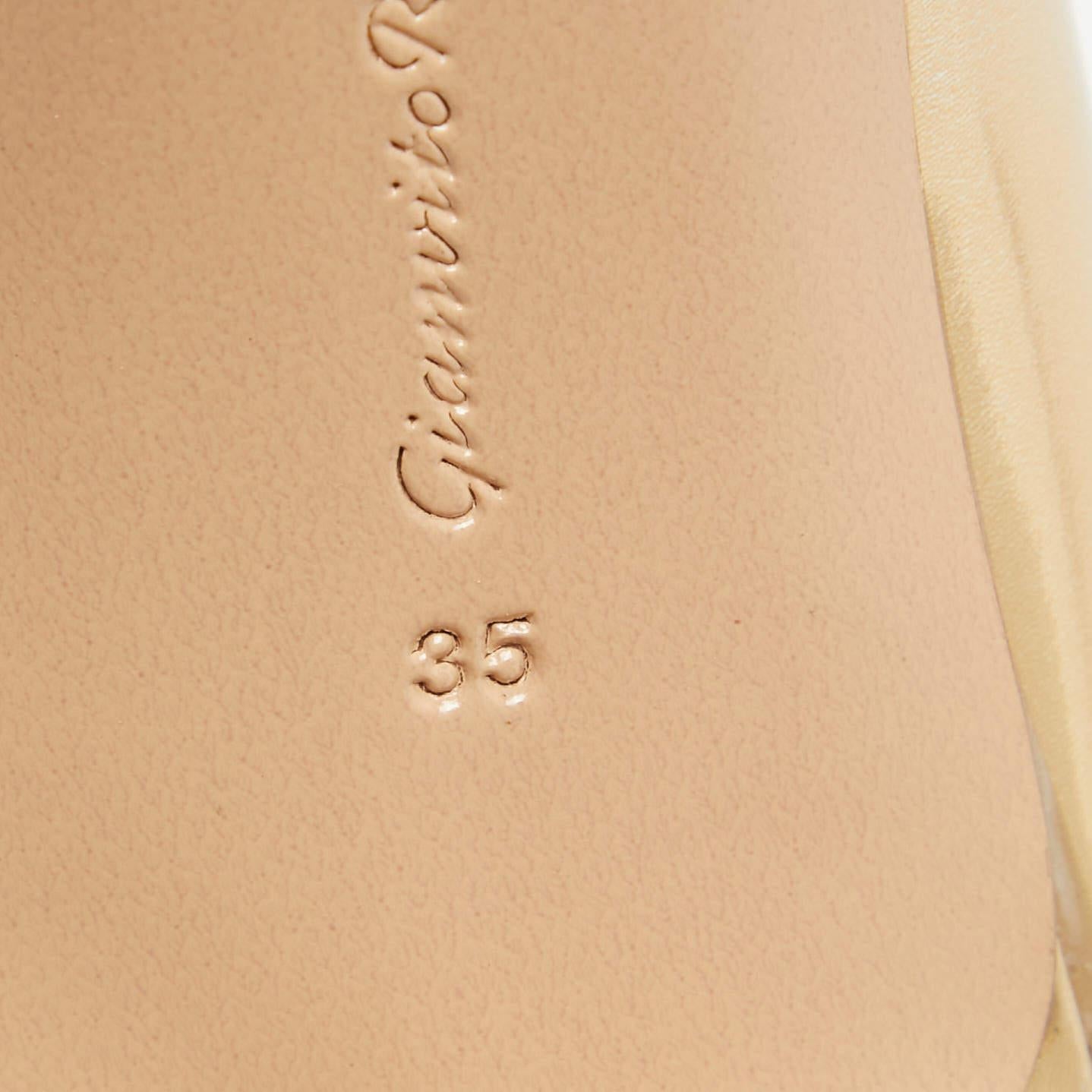 Gianvito Rossi Pumps in pelle oro misura 35 in vendita 3