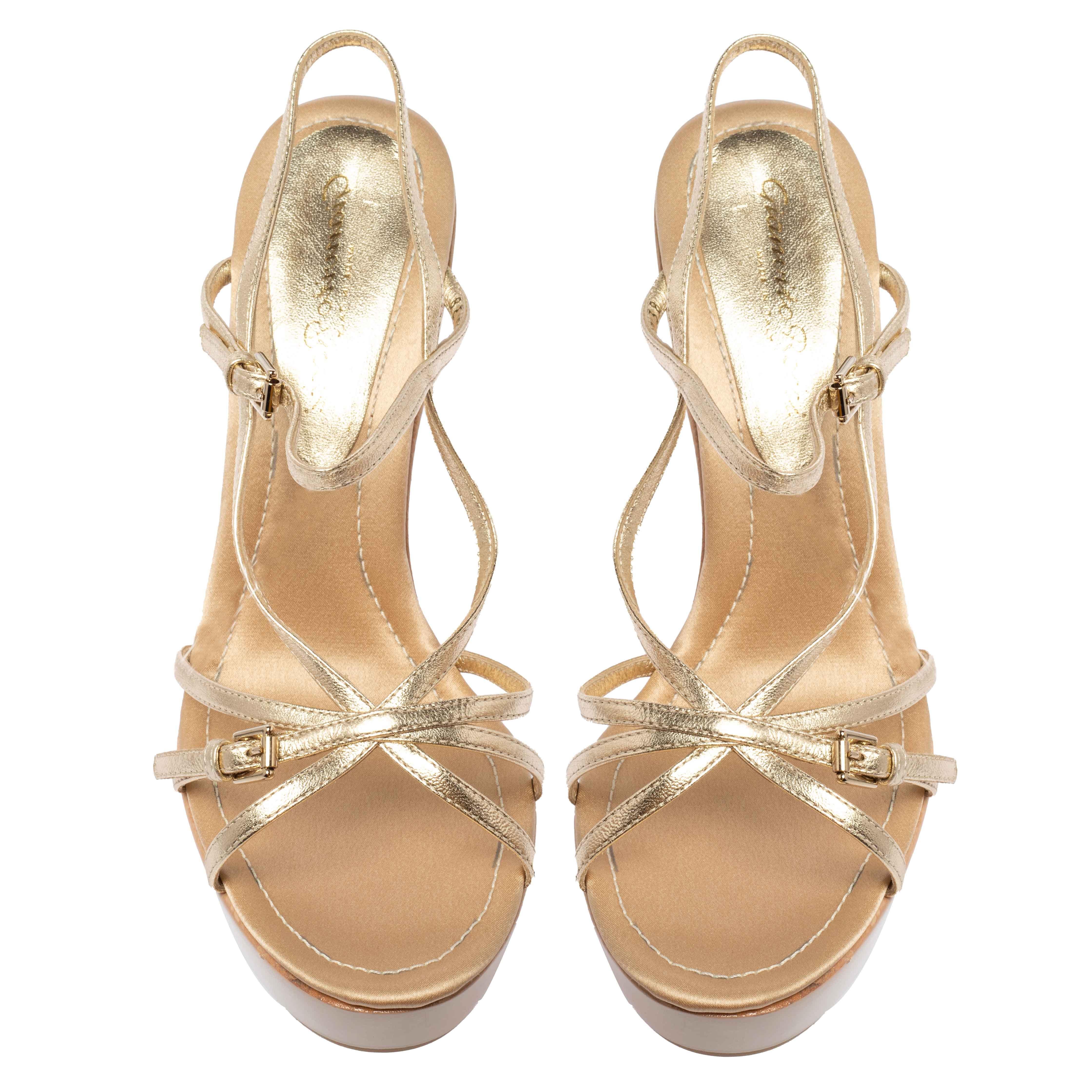 Gianvito Rossi brings you these stylish sandals that will never go out of style. They have been crafted from gold leather and are made in Italy. They have open toes, strappy uppers, ankle straps, gold-tone hardware, platforms and 12.5 cm wedge