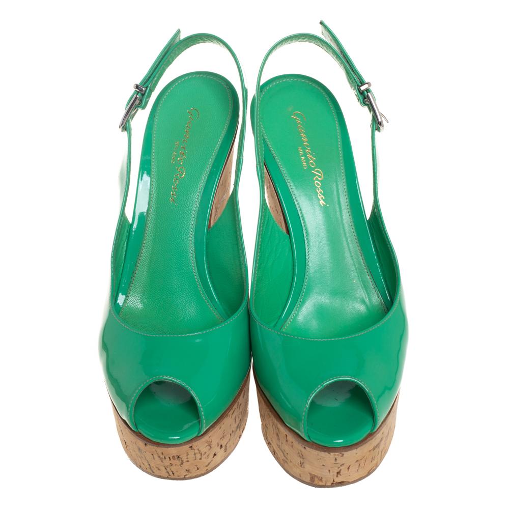 Designed by Gianvito Rossi, this pair of green sandals is a splendid mix of comfort and style. Beautifully made from patent leather, the slingback sandals feature peep toes and 12.5 cm cork wedge heels. They'll add charm to anything you
