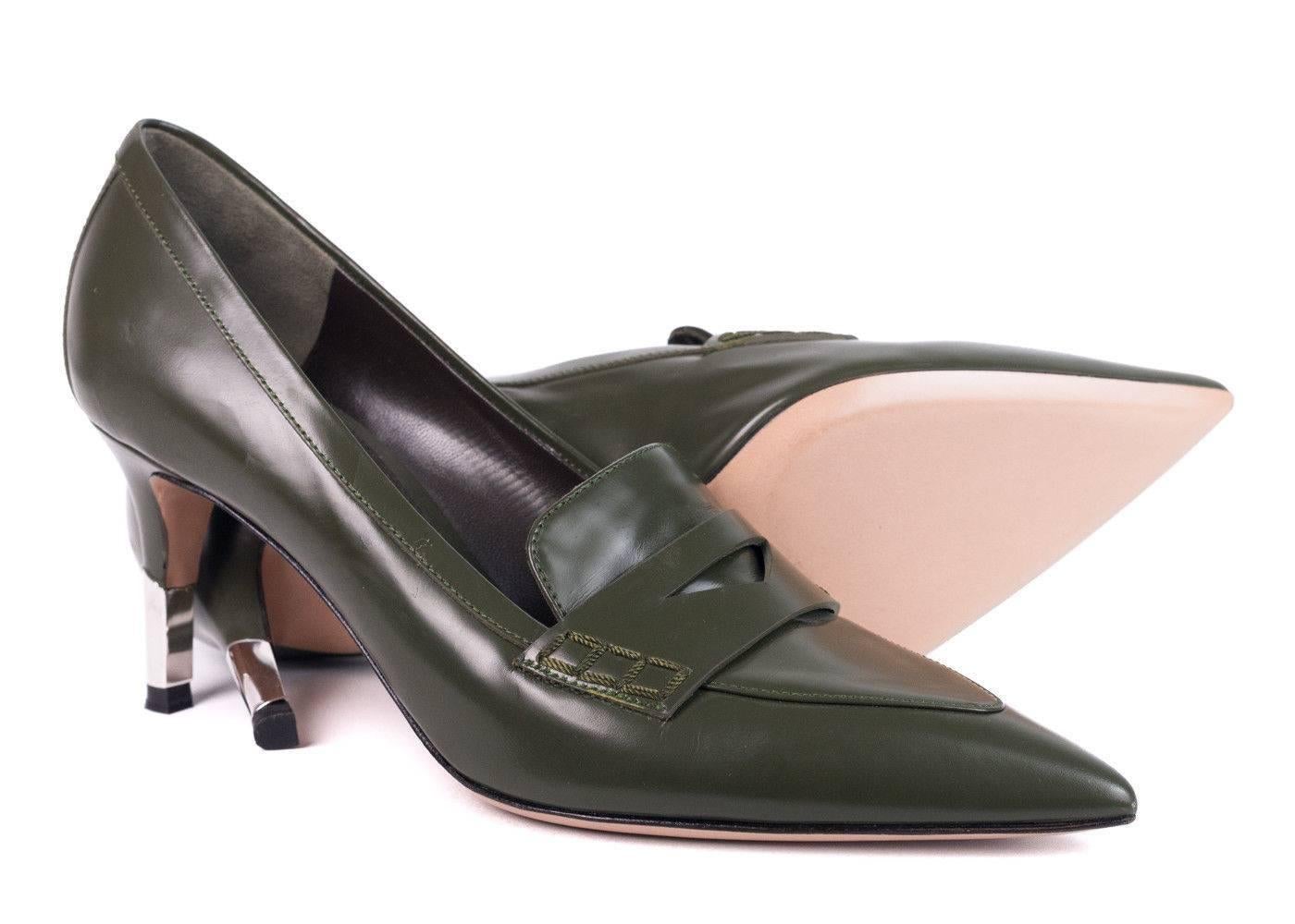 Switch things up in your racey modern Gianvito Rossi Pump. This green leather shoe features the classic penny bar, pointed toe front, and metal accented heel. Infuse futuristic concepts with your modern silhouettes and go!


Green Color