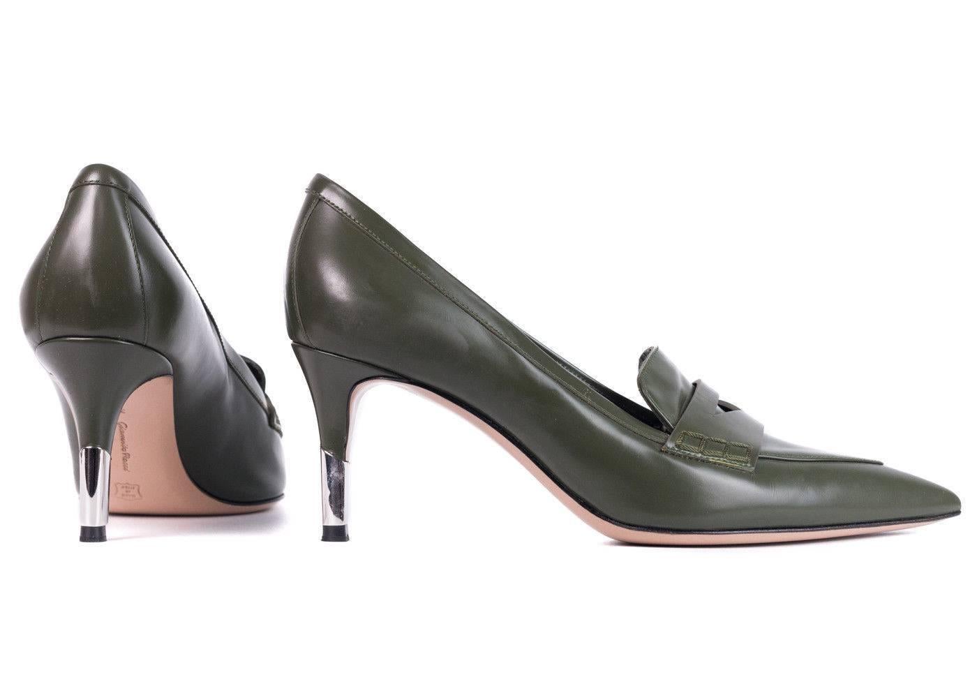 Gianvito Rossi Green Leather Pointed Toe Metal Accent Heels In New Condition In Brooklyn, NY