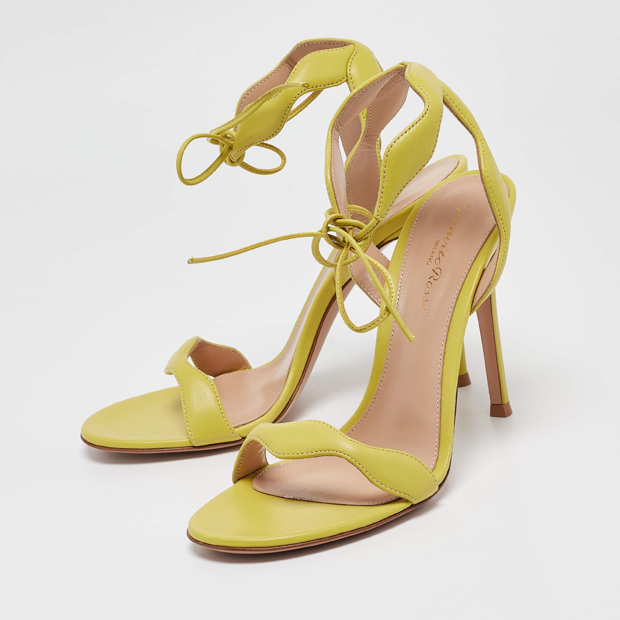 Realizzati da Gianvito Rossi, questi sandali Wavy ridefiniscono lo stile chic. Il colore verde emana vivacità senza sforzo, mentre il design ondulato aggiunge un tocco di estrosità. Il dettaglio dei lacci alla caviglia emana fascino e assicura una