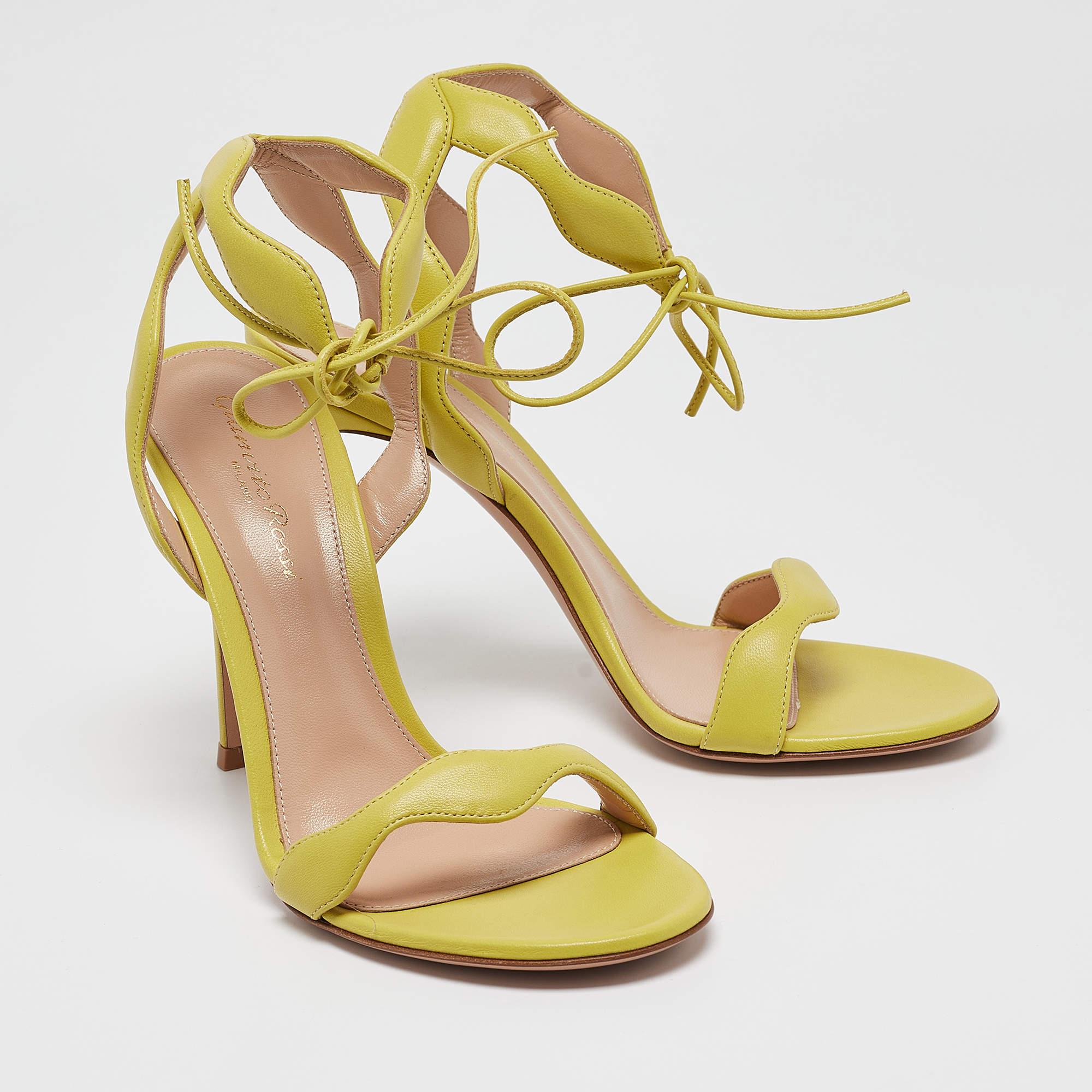 Gianvito Rossi Sandali alla caviglia in pelle verde ondulata misura 38 In condizioni Nuovo in vendita a Dubai, Al Qouz 2