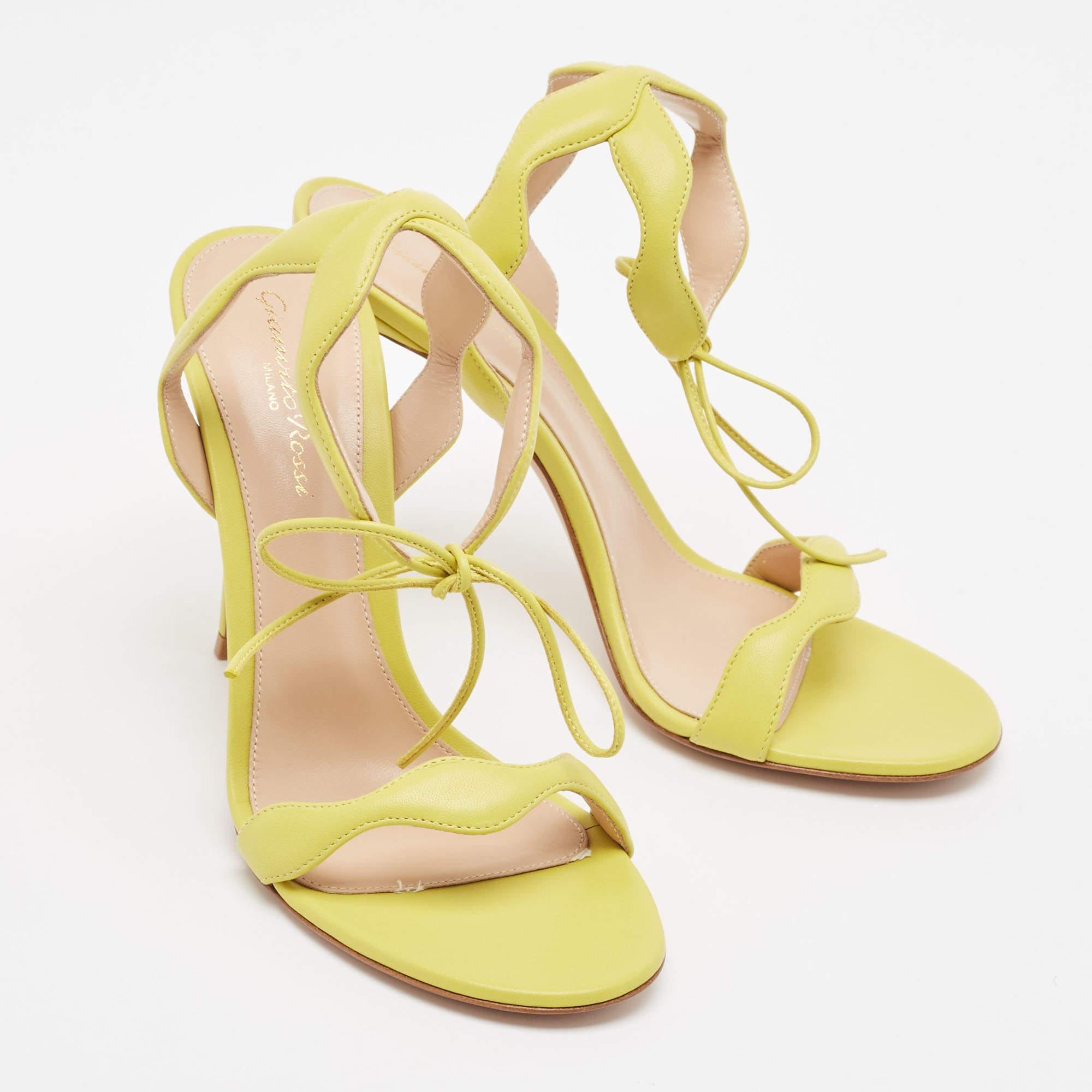 Gianvito Rossi Green Leather Wavy Ankle Tie Sandals Size 39.5 In New Condition In Dubai, Al Qouz 2