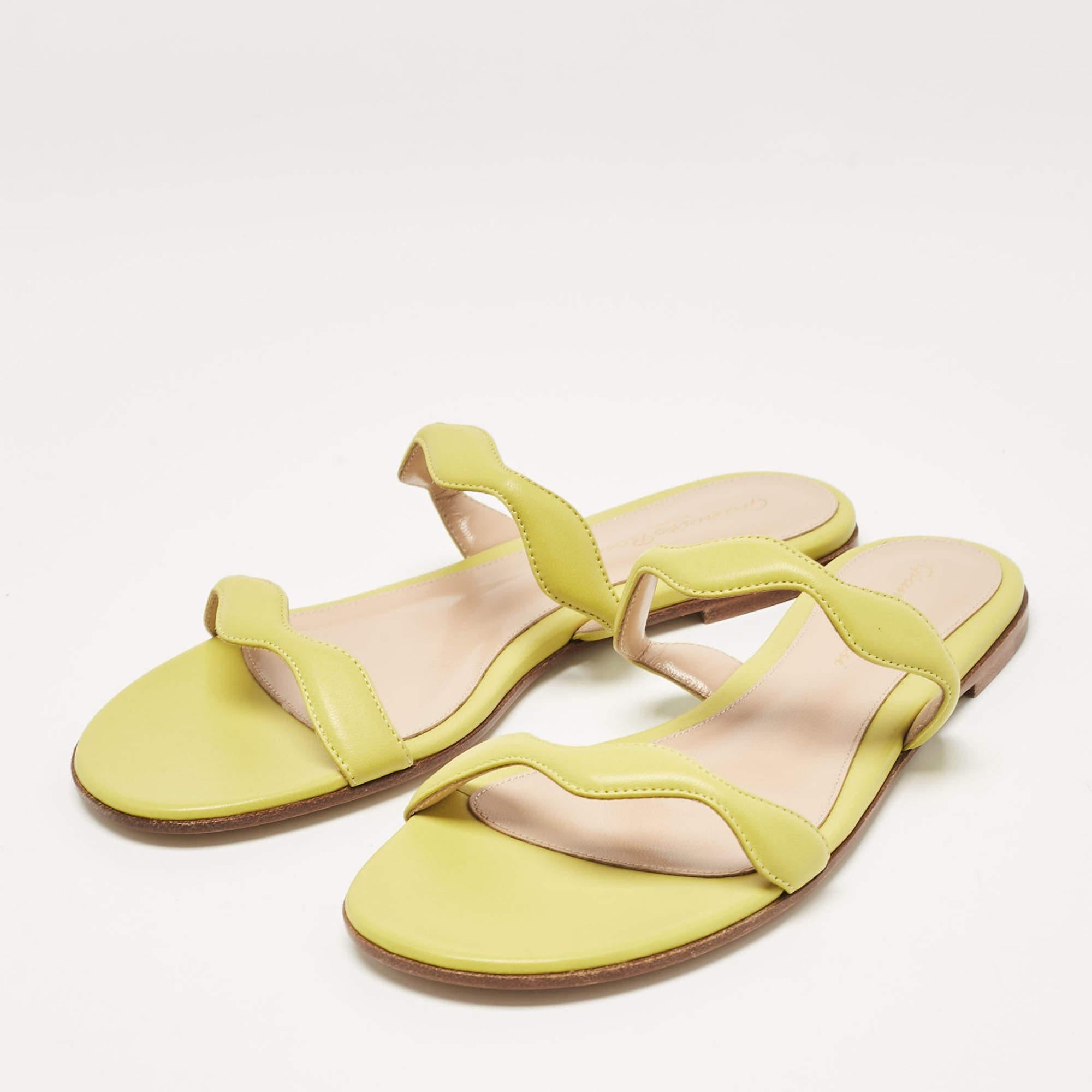 Un mélange parfait de style luxueux et de confort. Ces chaussures plates Gianvito Rossi sont fabriquées à partir de matériaux de première qualité et encadrent vos pieds de la manière la plus élégante qui soit. Ils peuvent être associés à une