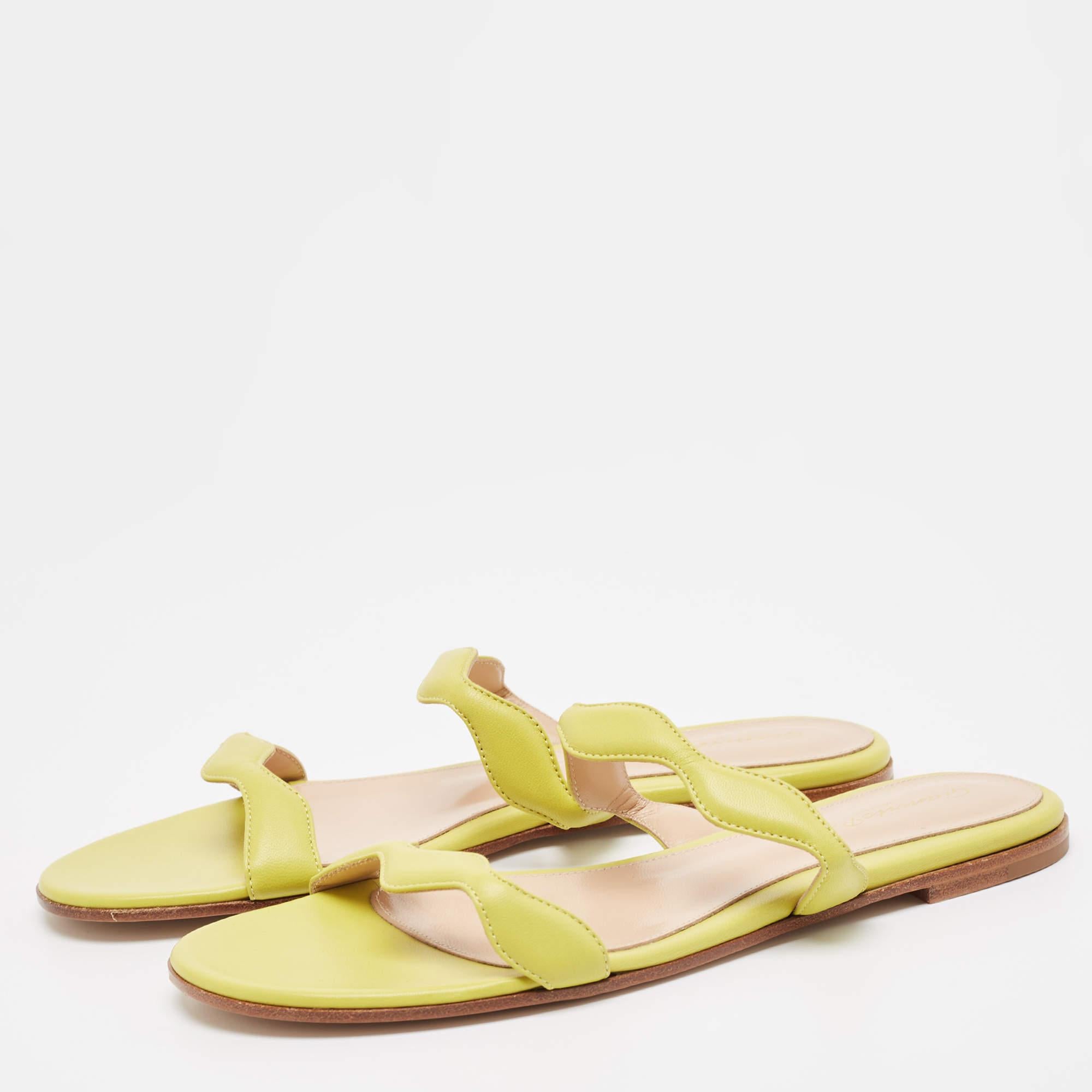 Un mélange parfait de style luxueux et de confort. Ces chaussures plates sont fabriquées avec des matériaux de première qualité et encadrent vos pieds de la manière la plus élégante qui soit. Ils peuvent être associés à une multitude de tenues de