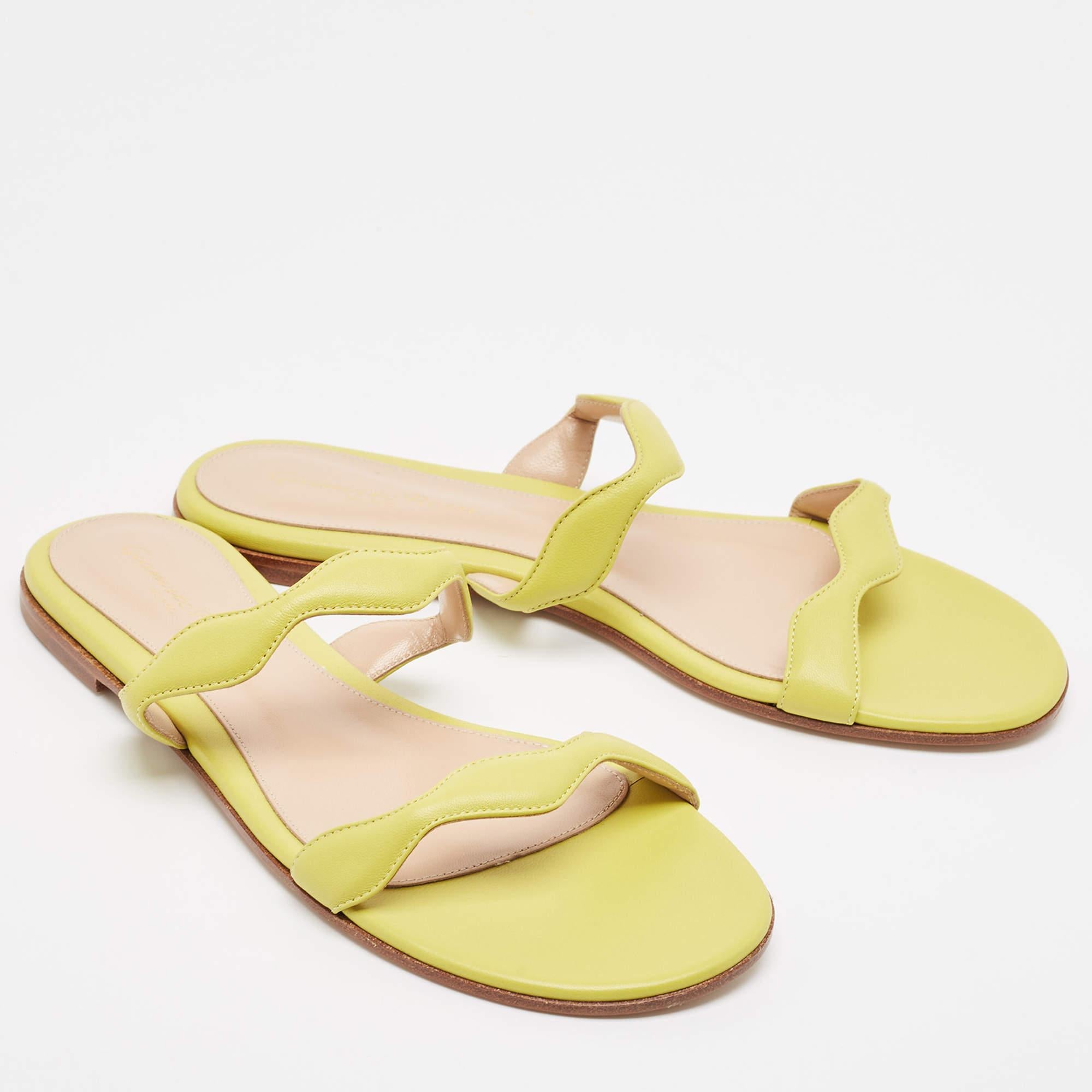 Gianvito Rossi - Chaussures plates ondulées en cuir vert, taille 38 Neuf - En vente à Dubai, Al Qouz 2