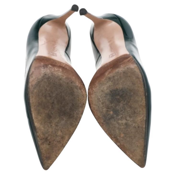 Aggiungi un tocco di lusso al tuo abbigliamento indossando queste décolleté della Maison Gianvito Rossi. Sono realizzate in pelle verniciata verde all'esterno e presentano punta a punta, tacco sottile e stile slip-on. Queste décolleté sono davvero