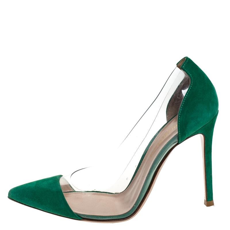 Resplendent and ravishing, these Plexi pumps from the Italian shoe label Gianvito Rossi are here to make you fall in love with them. Perfectly crafted from green suede and PVC, these pumps feature an elegant silhouette. They flaunt pointed toes, an