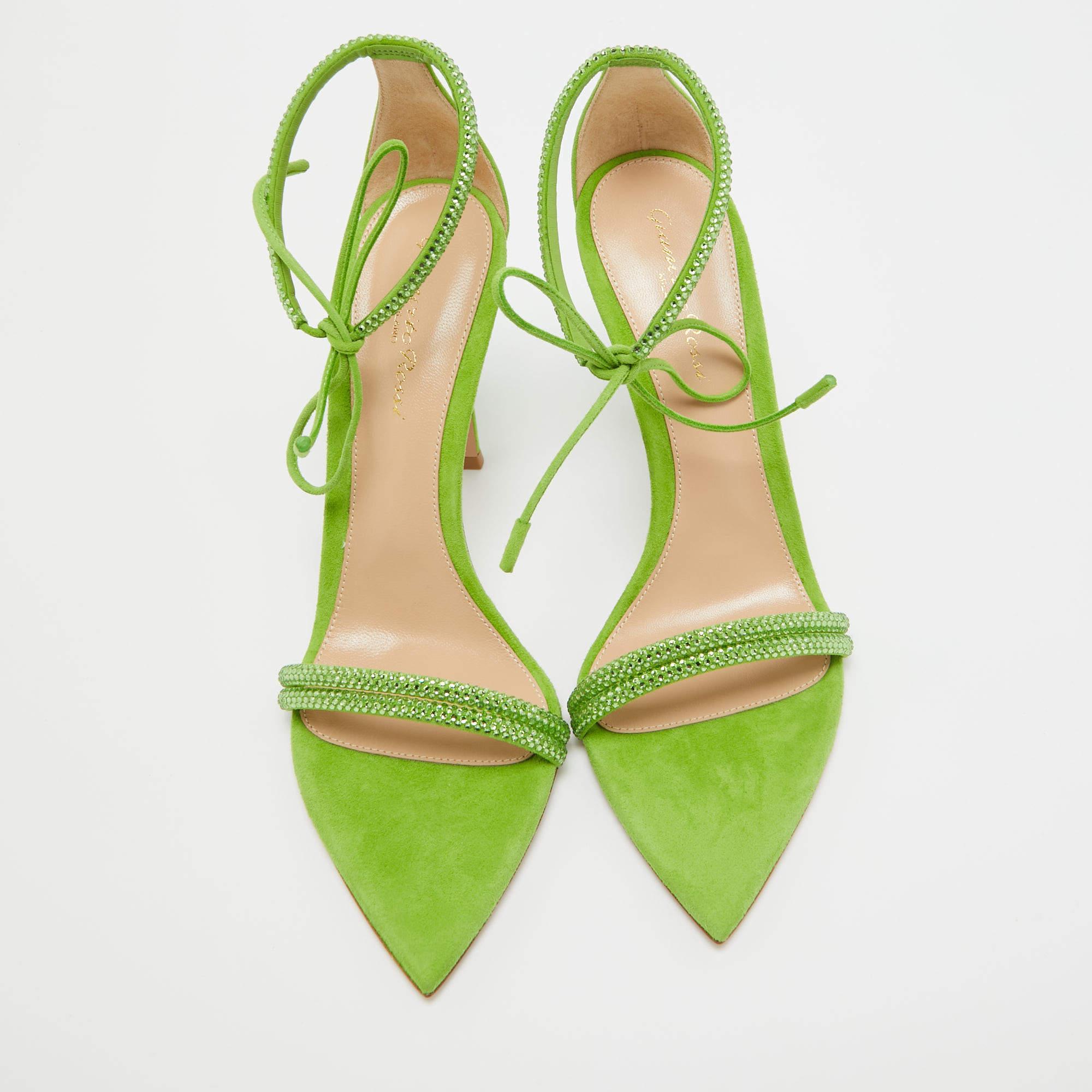 En daim vert élégant, les sandales Montecarlo de Gianvito Rossi dégagent un charme assuré. De délicates brides enveloppent gracieusement le pied, tandis qu'un talon robuste assure stabilité et style. Avec un savoir-faire impeccable et un design